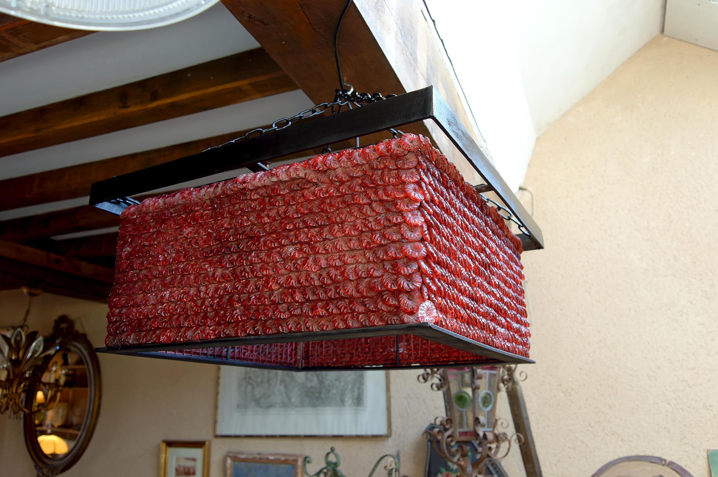 Importante lampadario con perle di vetro rosse,  Murano, Italia, Brutalismo, CIRCA 1970 in vendita 3