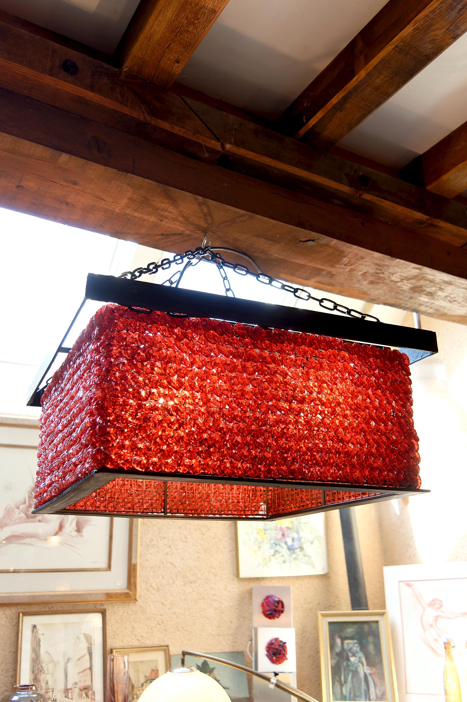 Importante lampadario con perle di vetro rosse,  Murano, Italia, Brutalismo, CIRCA 1970

Scultoreo e audace, questo lampadario eccezionale incarna tutta la potenza estetica del movimento Brutalista, combinata con la finezza artigianale di