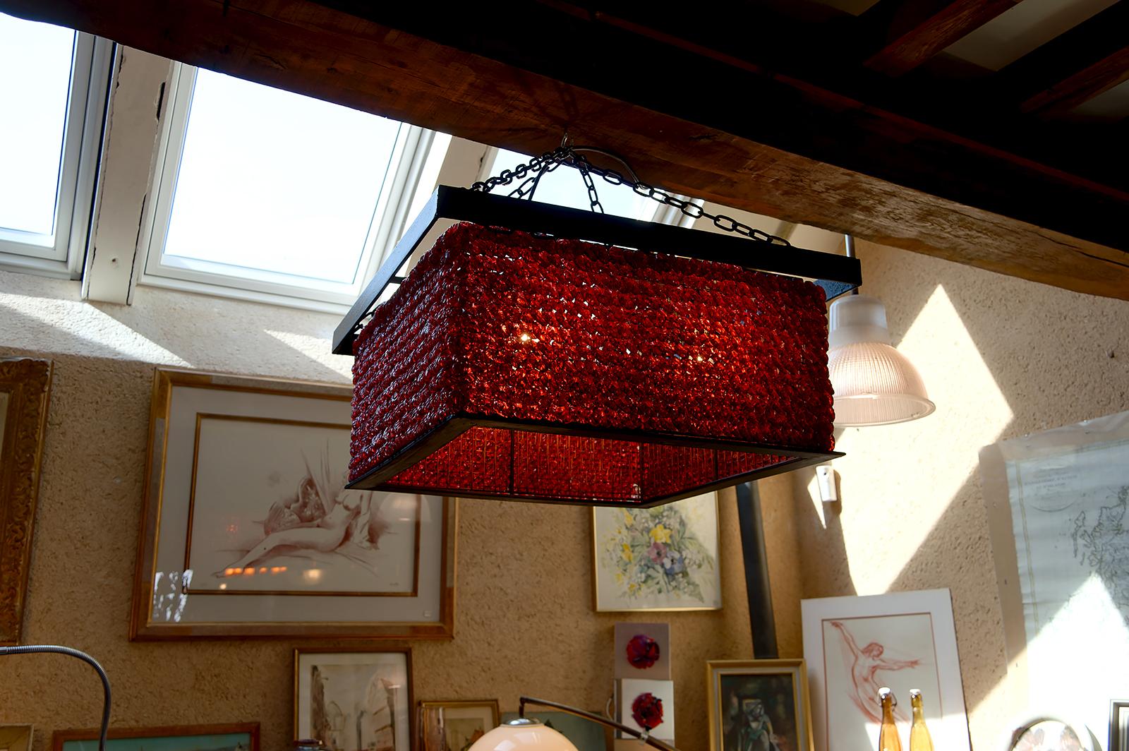 Italiano Importante lampadario con perle di vetro rosse,  Murano, Italia, Brutalismo, CIRCA 1970 in vendita