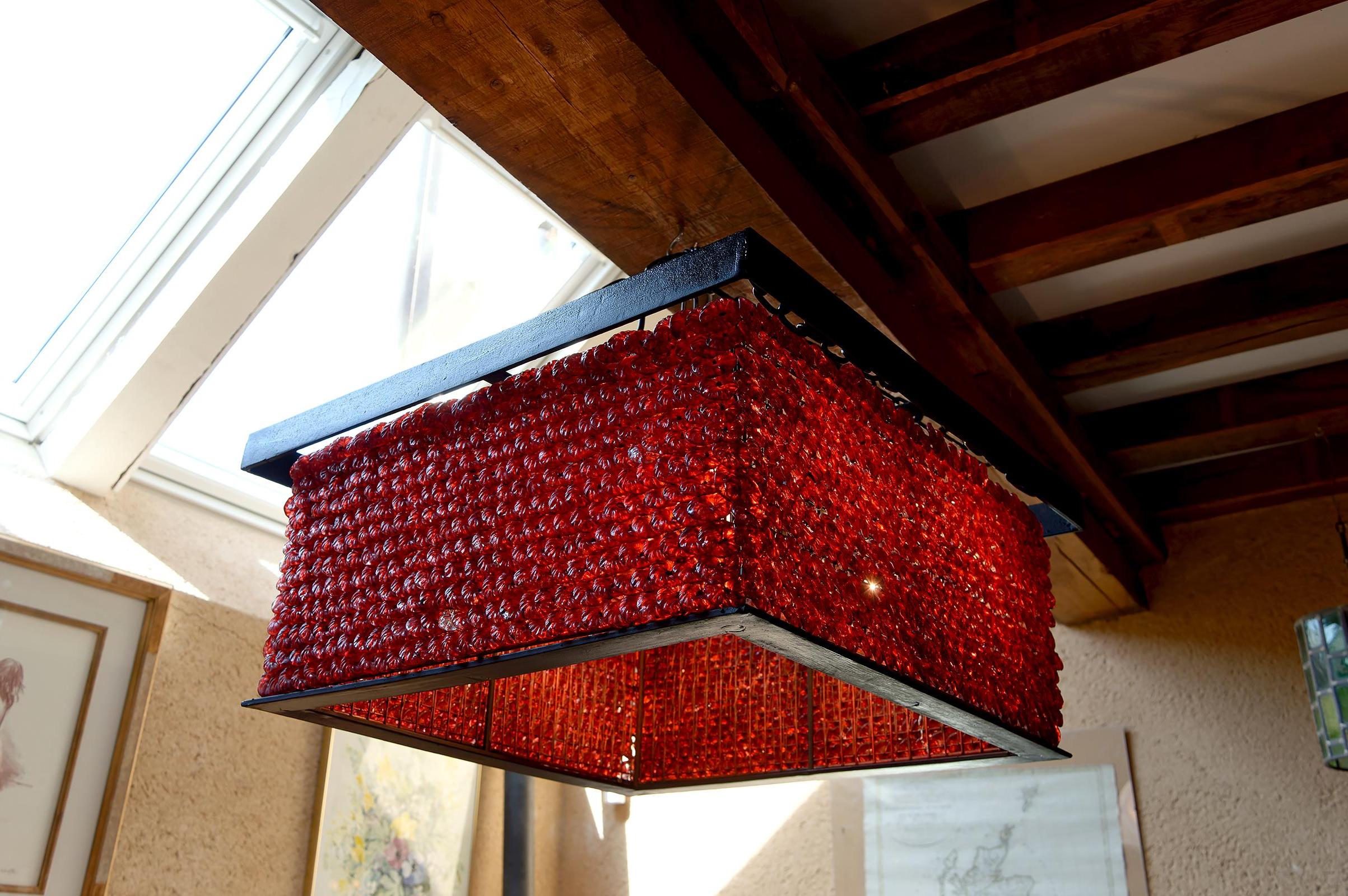Forgiato Importante lampadario con perle di vetro rosse,  Murano, Italia, Brutalismo, CIRCA 1970 in vendita