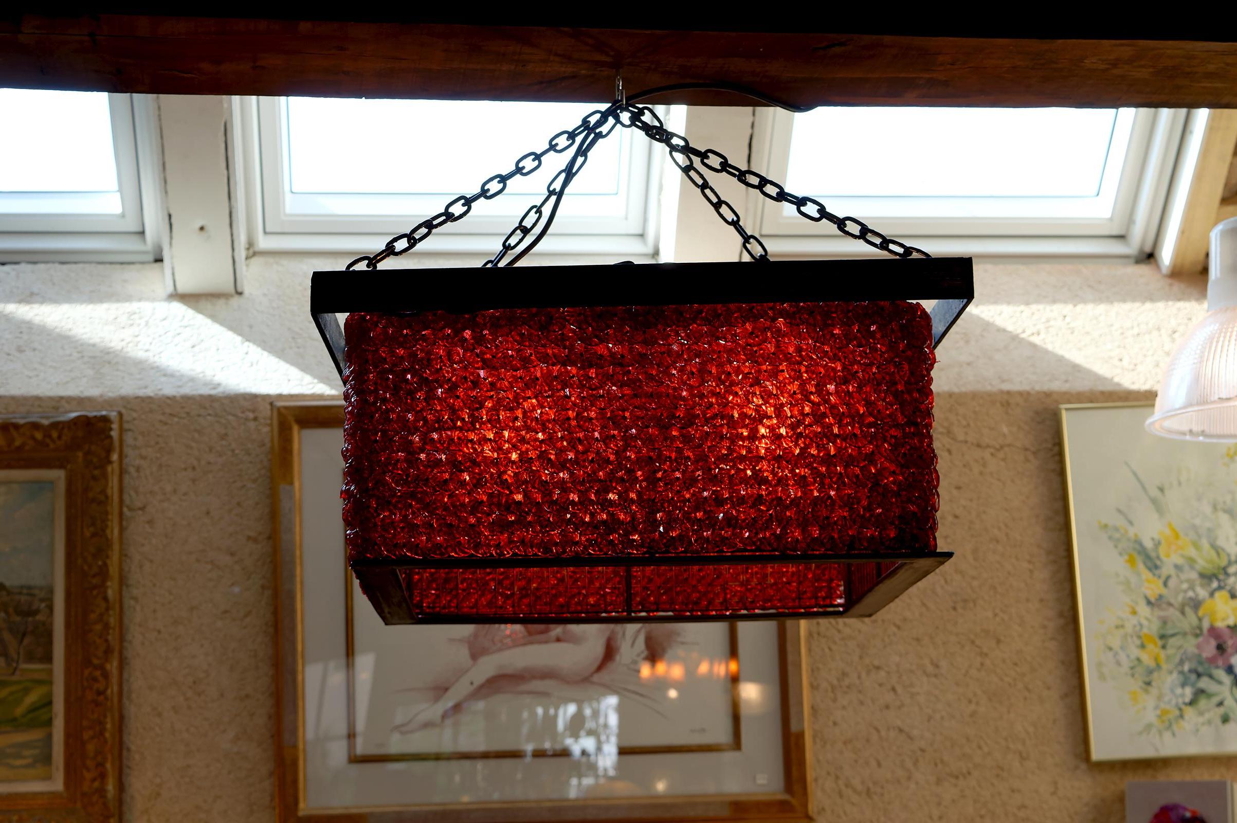Fine XX secolo Importante lampadario con perle di vetro rosse,  Murano, Italia, Brutalismo, CIRCA 1970 in vendita