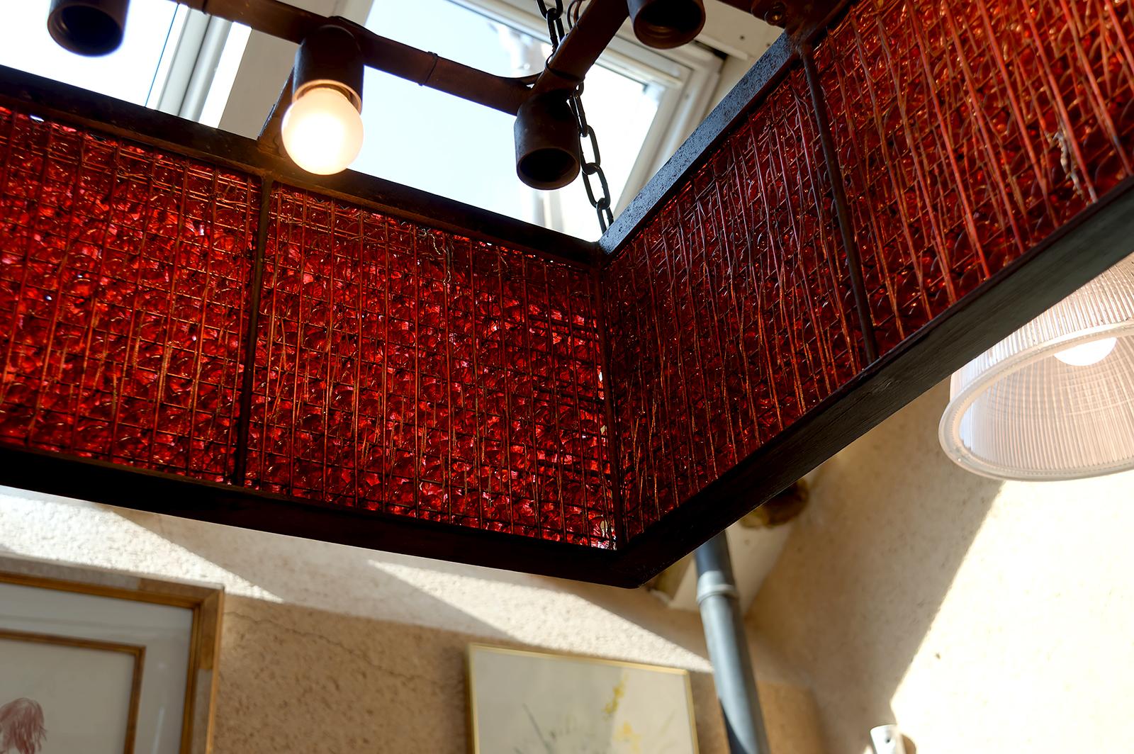Vetro Importante lampadario con perle di vetro rosse,  Murano, Italia, Brutalismo, CIRCA 1970 in vendita