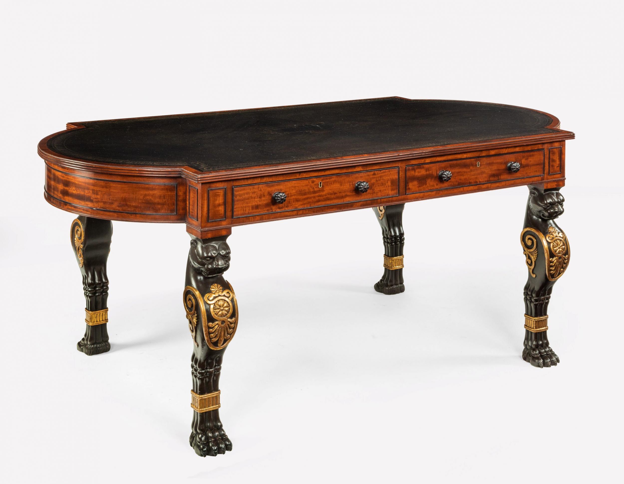 Table à écrire en acajou, ébonisé et doré à la feuille, sur pieds monopodes, d'une qualité et d'une conception exceptionnelles, à la manière de George Smith, estampillée Chas Norman, qui était associé au travail de Gillows, d'une grande importance