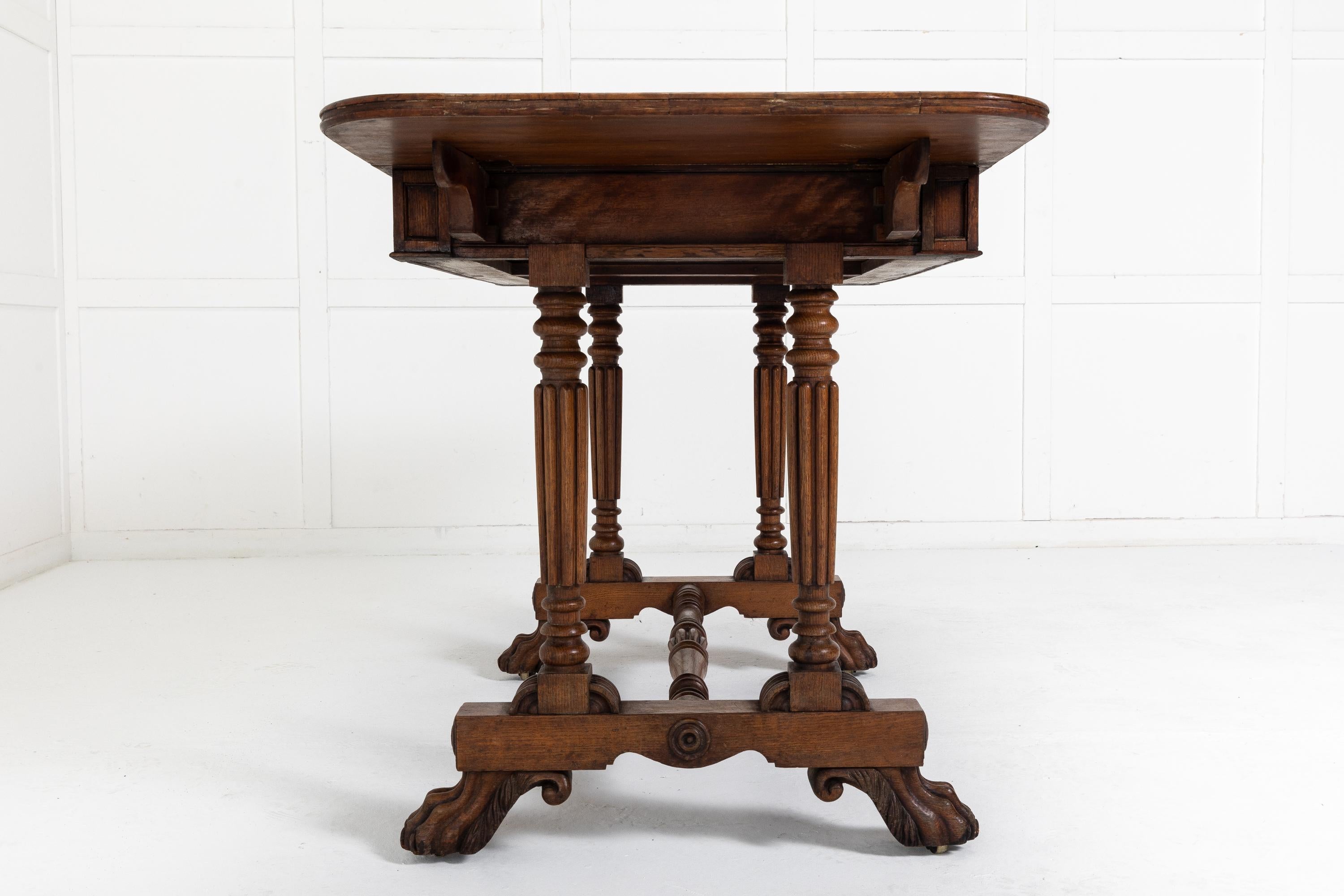 Importante table de canapé Regency en chêne et loupe d'orme, attribuée à George Bullock en vente 5