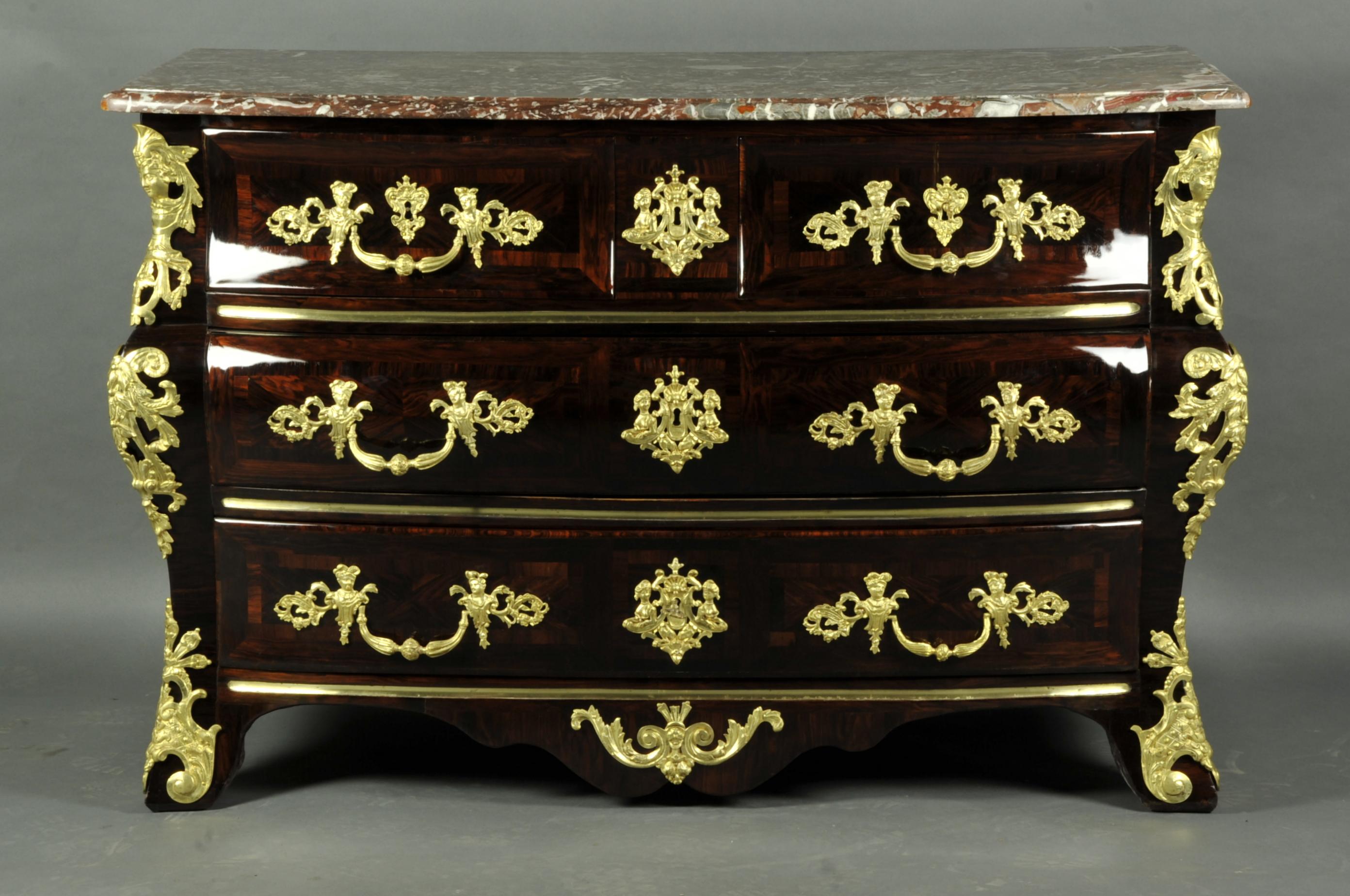 Jean-Mathieu CHEVALLIER (1694-1768), received master in 1743

Important commode from the regency period, curved all sides, marquetry in frieze of rosewood veener.

Very rich ornamentation of finely chiseled gilded bronze, such as falls in