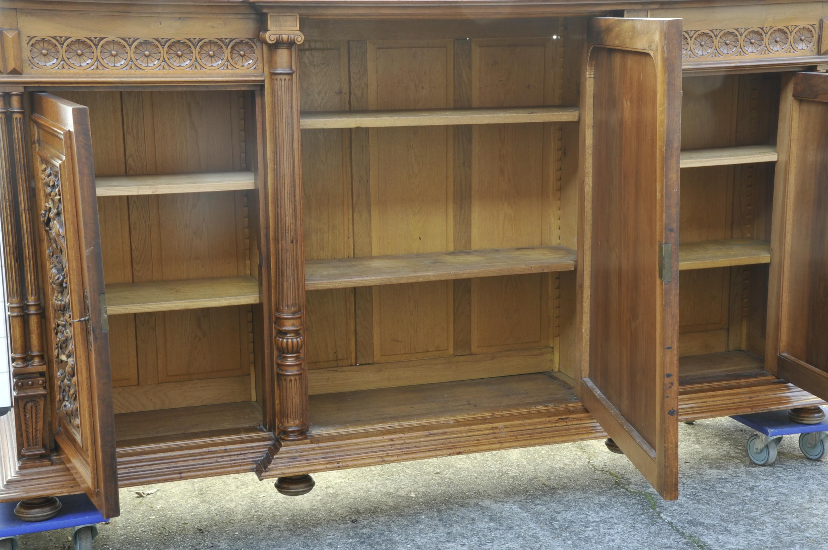 Important Renaissance Buffet in Carved Walnut For Sale 5