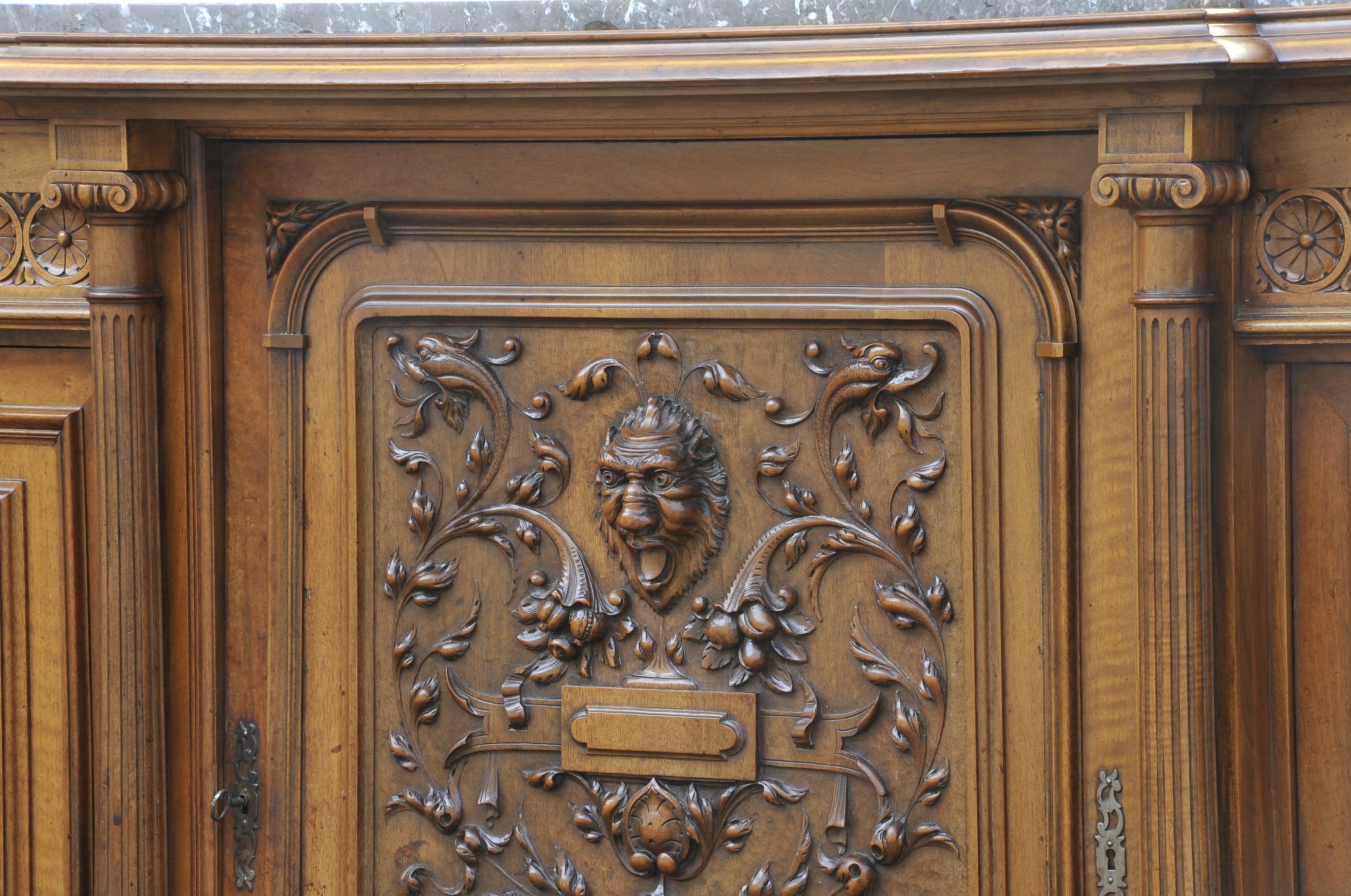 Important Renaissance Buffet in Carved Walnut In Good Condition For Sale In BARSAC, FR