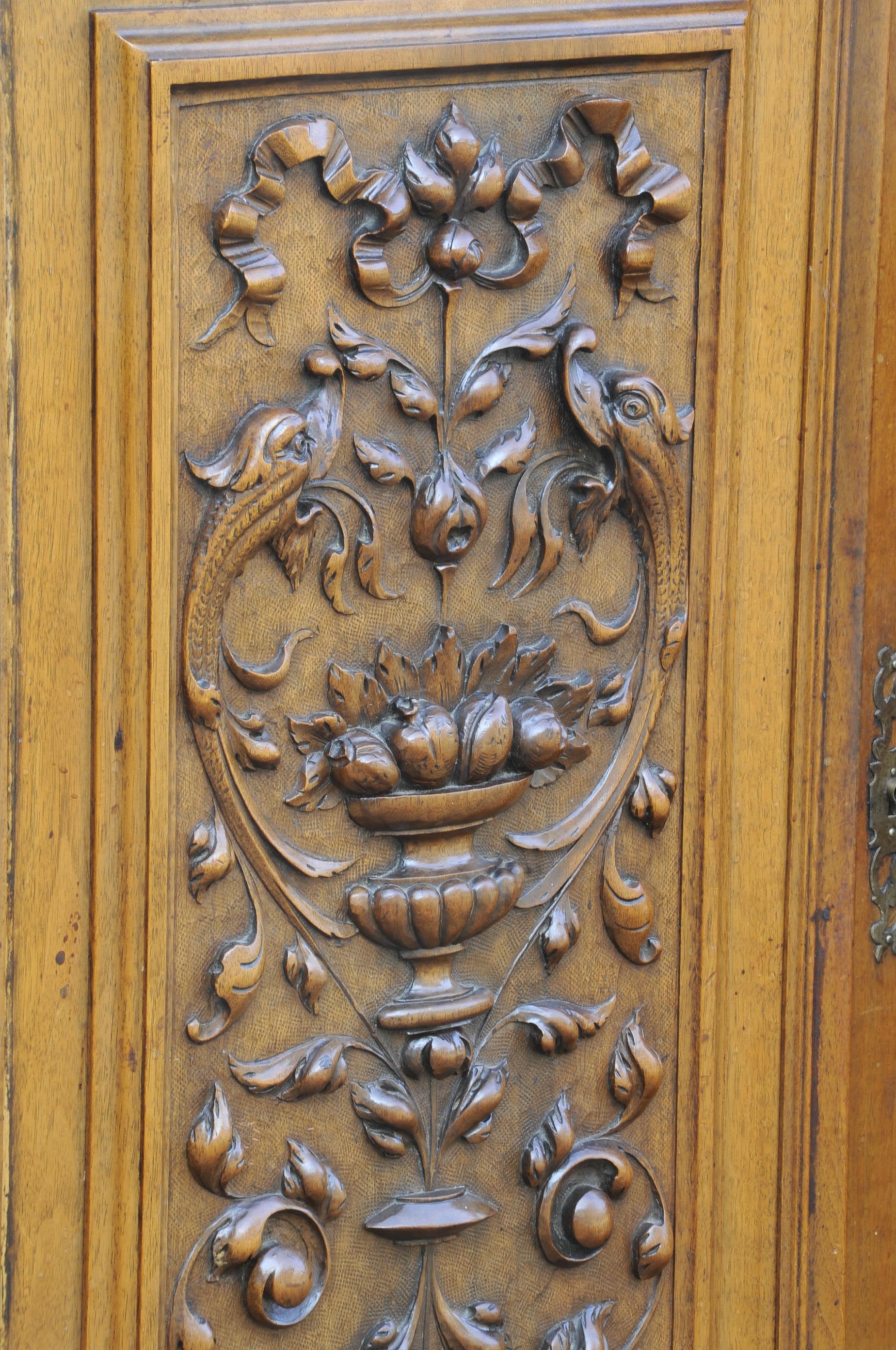 Important Renaissance Buffet in Carved Walnut For Sale 2