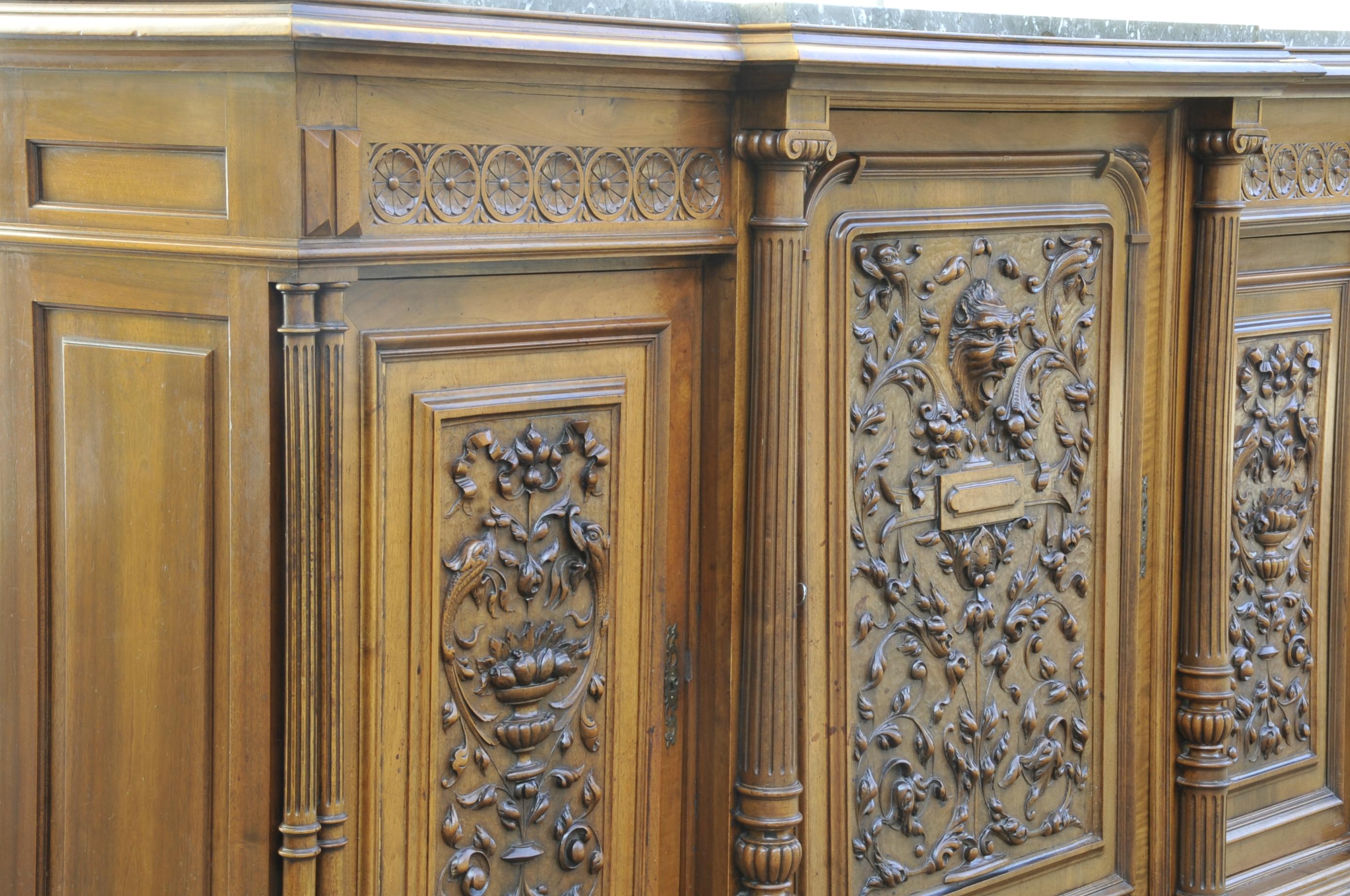 Important Renaissance Buffet in Carved Walnut For Sale 3