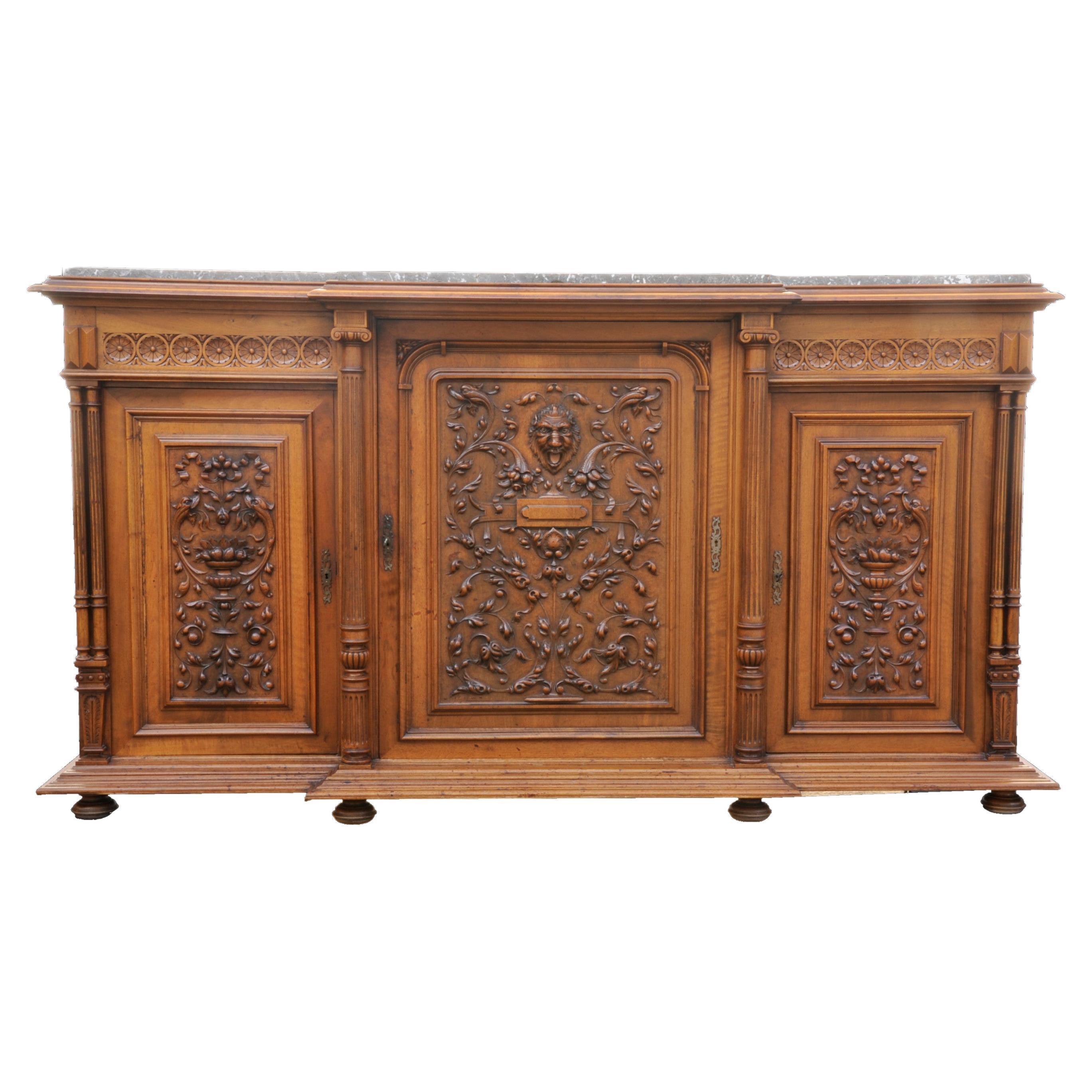 Important Renaissance Buffet in Carved Walnut For Sale