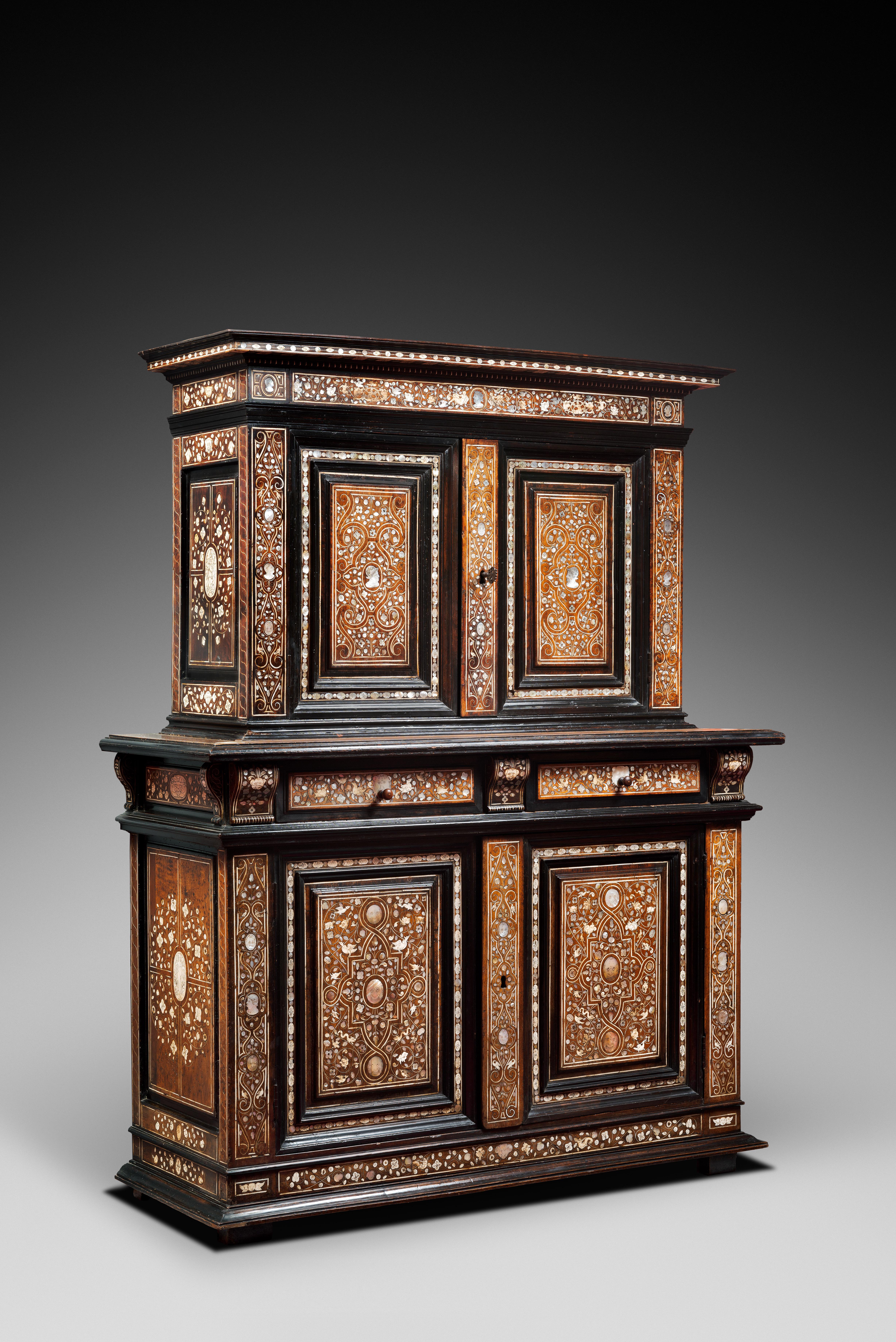 Important Renaissance Cabinet with Mother-of-pearl Inlays In Good Condition In Saint-Ouen, FR