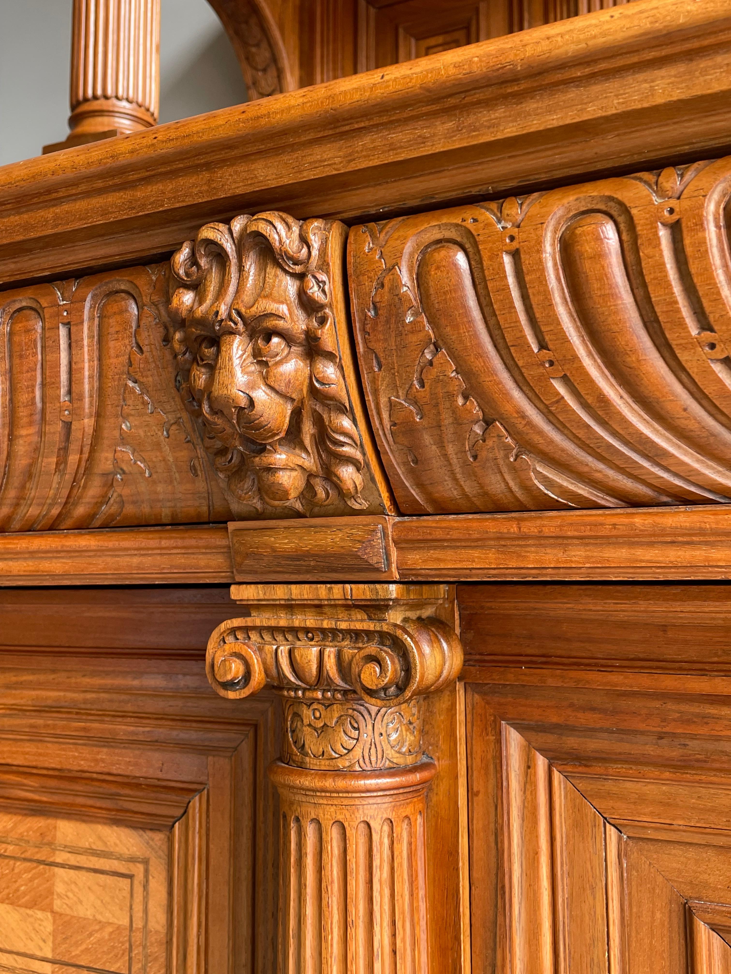 Handgeschnitztes Sideboard aus Nussbaumholz im Renaissance-Revival-Stil H.P. Mutters & Zoon im Zustand „Hervorragend“ im Angebot in Lisse, NL