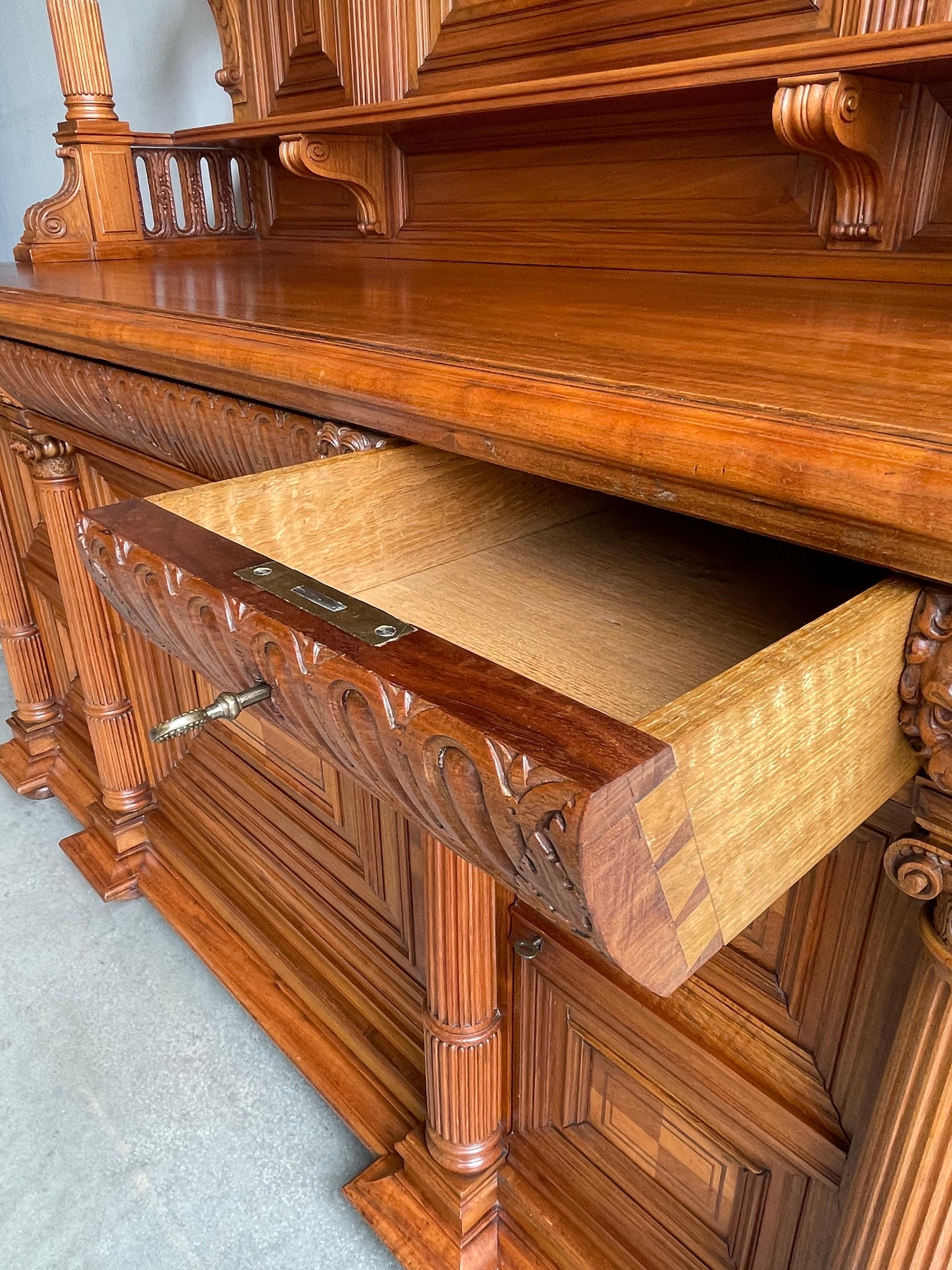 Handgeschnitztes Sideboard aus Nussbaumholz im Renaissance-Revival-Stil H.P. Mutters & Zoon im Angebot 1