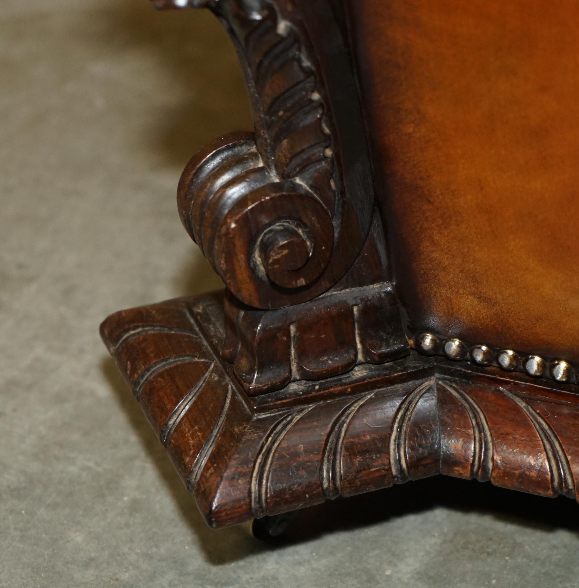 Important récupéré antique 1830 en cuir dur CHESTERFIELD OTTOMAN STOOL en vente 3