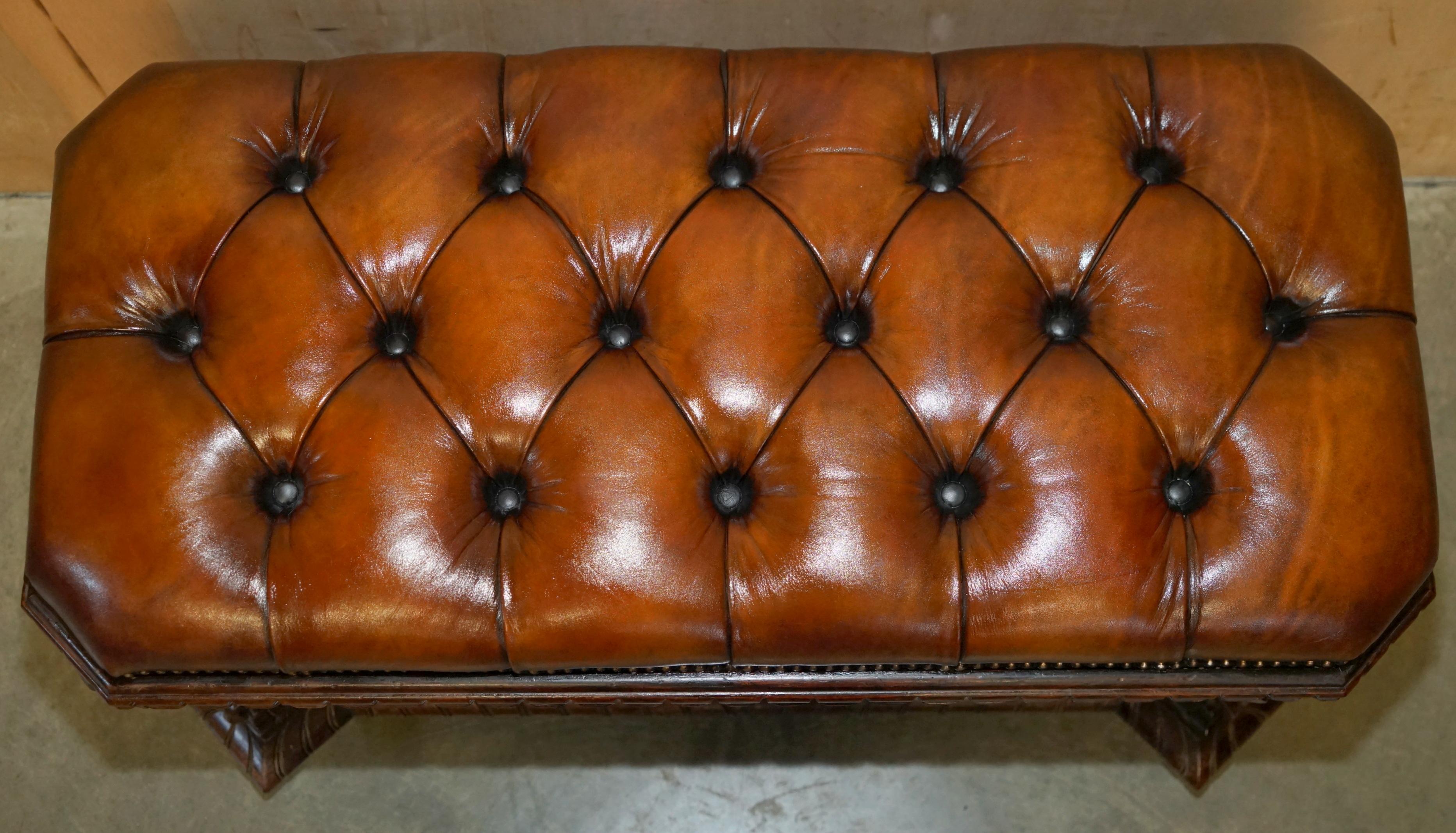 Important récupéré antique 1830 en cuir dur CHESTERFIELD OTTOMAN STOOL en vente 4