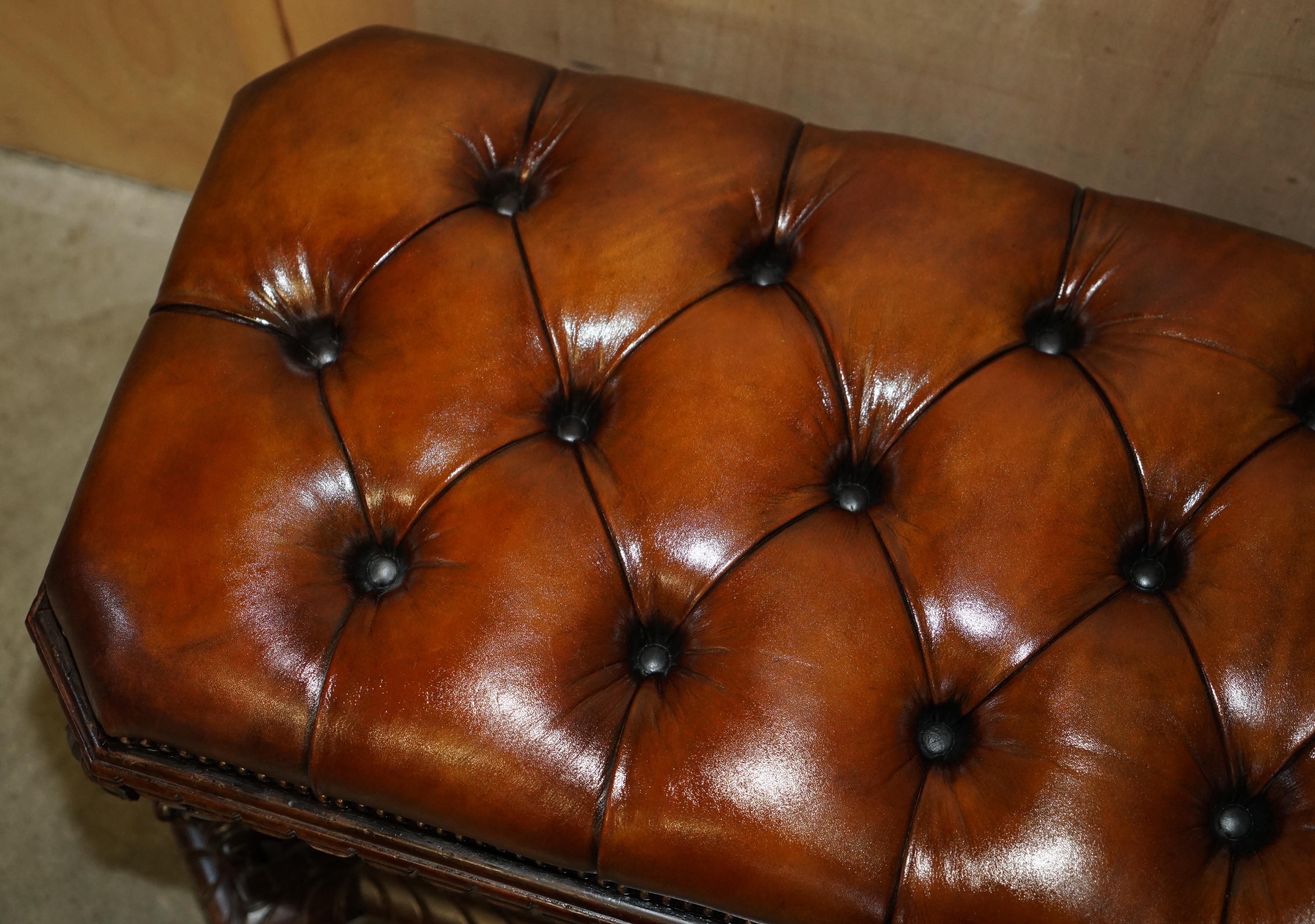 Important récupéré antique 1830 en cuir dur CHESTERFIELD OTTOMAN STOOL en vente 5
