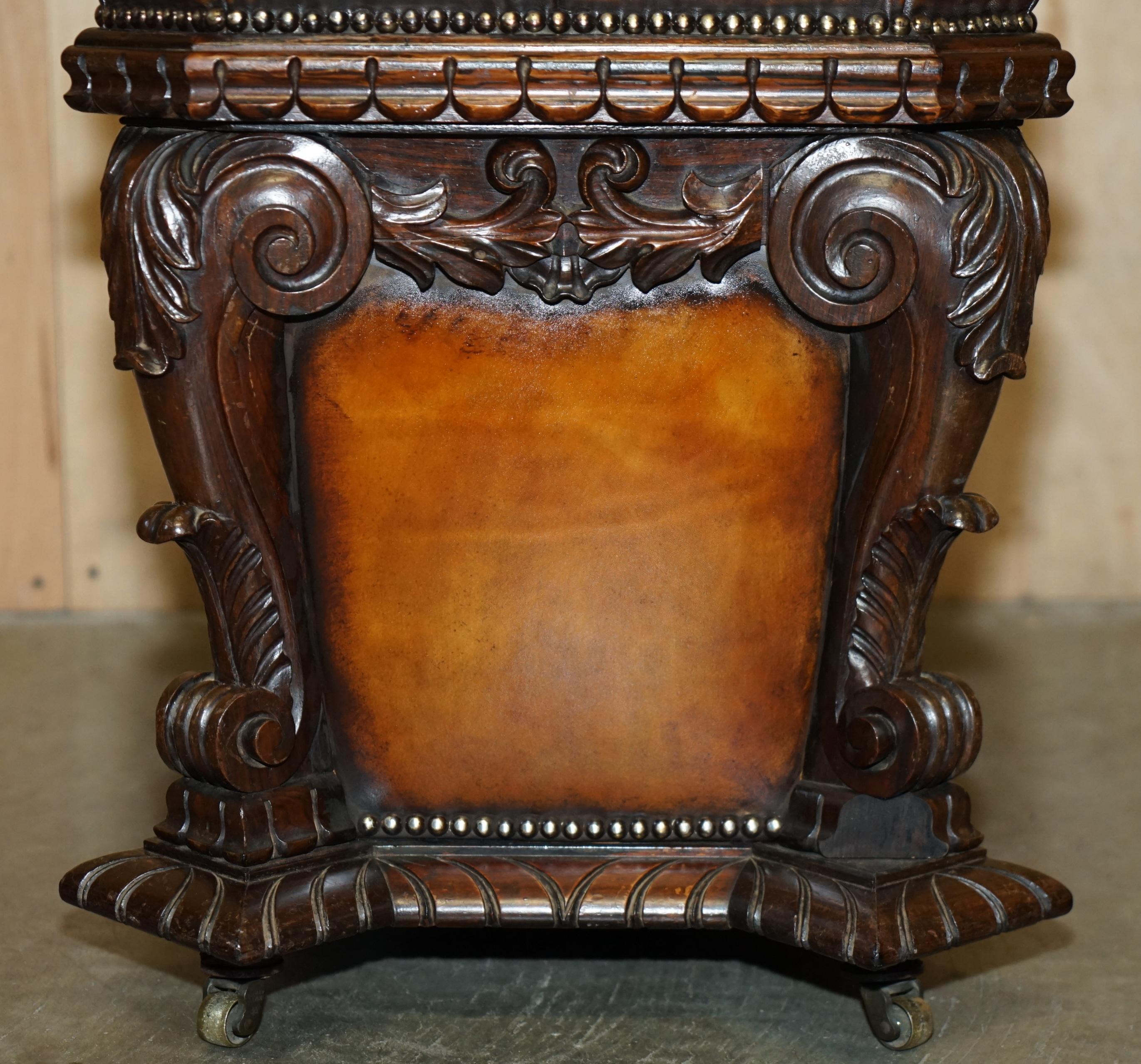 Important récupéré antique 1830 en cuir dur CHESTERFIELD OTTOMAN STOOL en vente 7