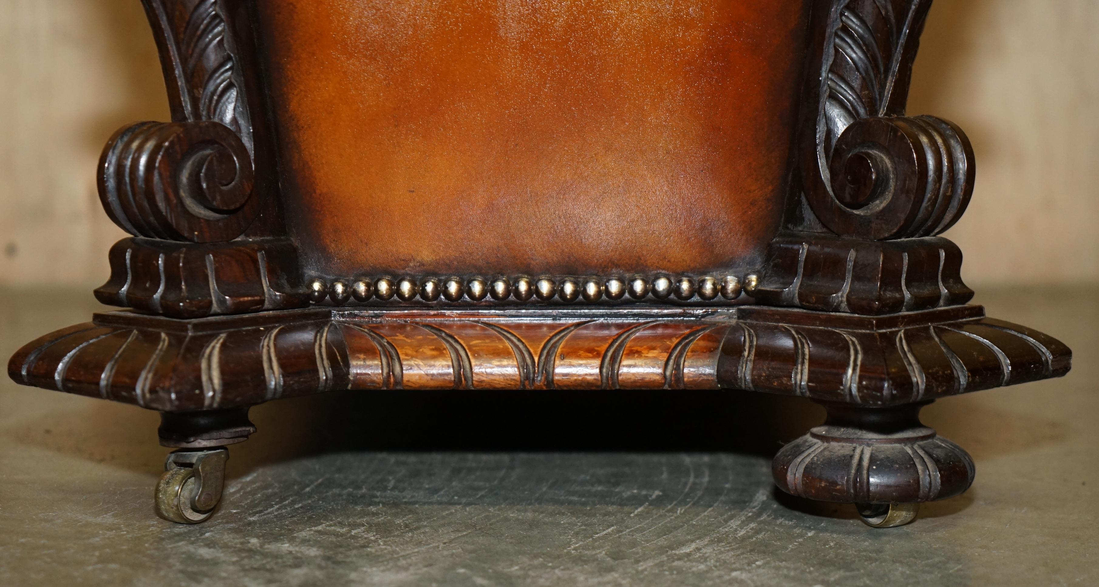 Important récupéré antique 1830 en cuir dur CHESTERFIELD OTTOMAN STOOL en vente 10