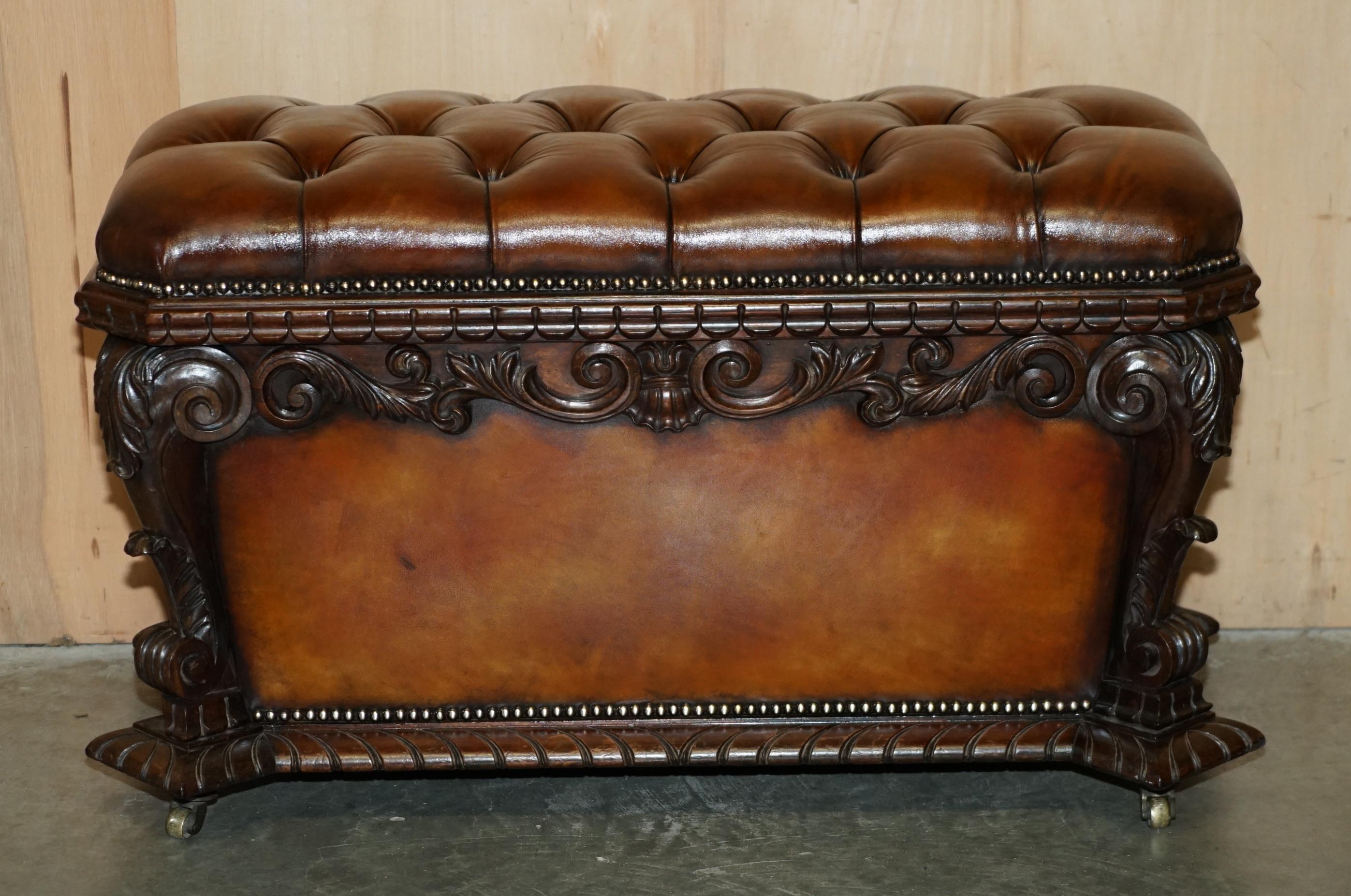 Anglais Important récupéré antique 1830 en cuir dur CHESTERFIELD OTTOMAN STOOL en vente