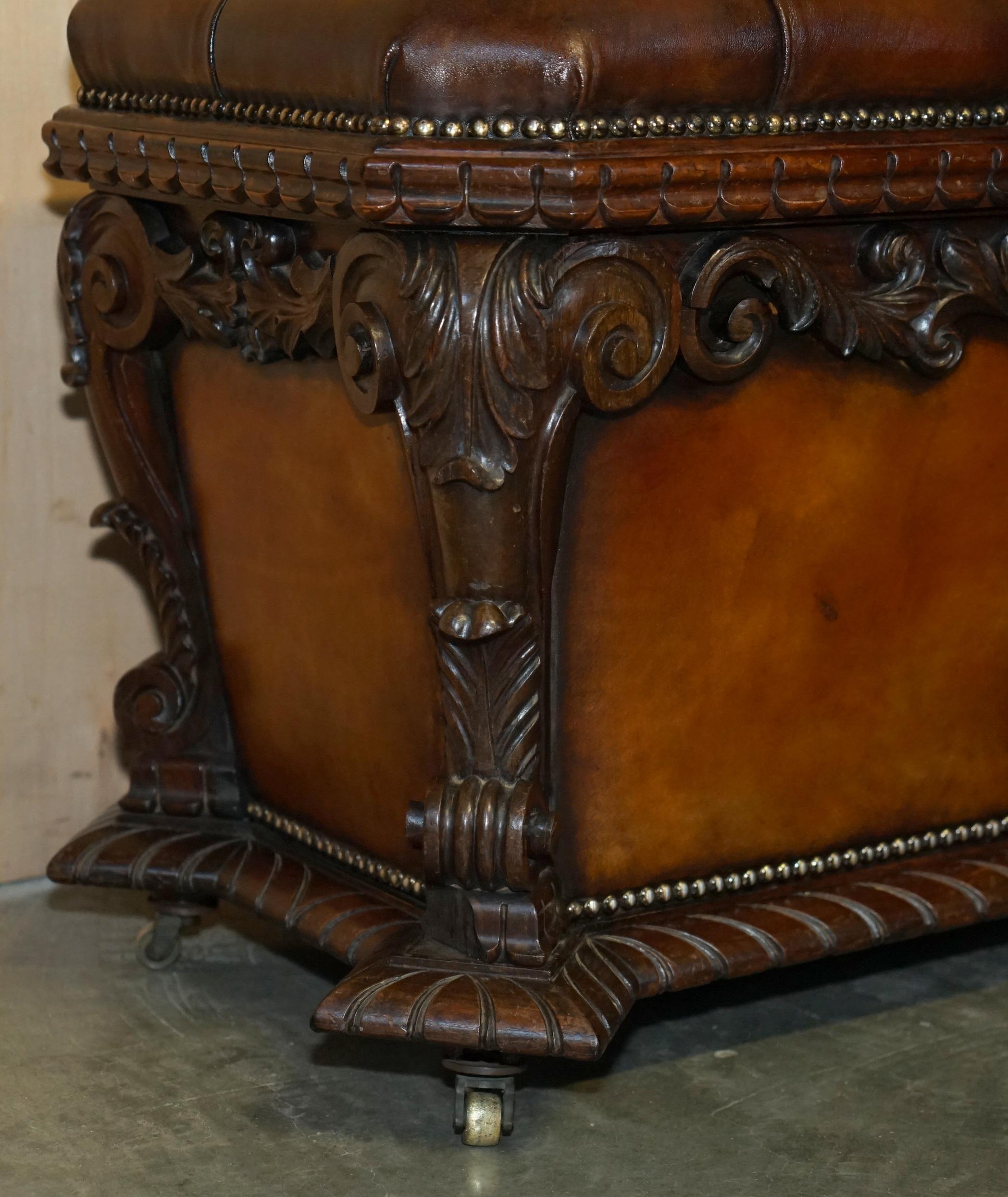 Fait main Important récupéré antique 1830 en cuir dur CHESTERFIELD OTTOMAN STOOL en vente