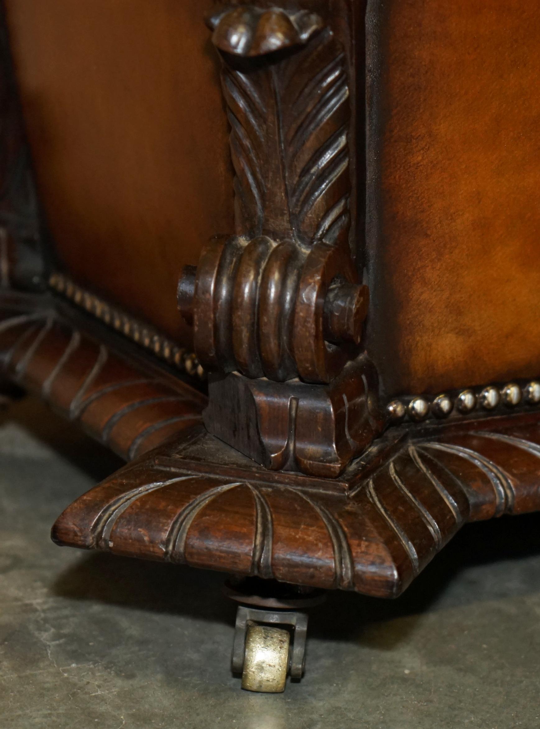 Milieu du XIXe siècle Important récupéré antique 1830 en cuir dur CHESTERFIELD OTTOMAN STOOL en vente