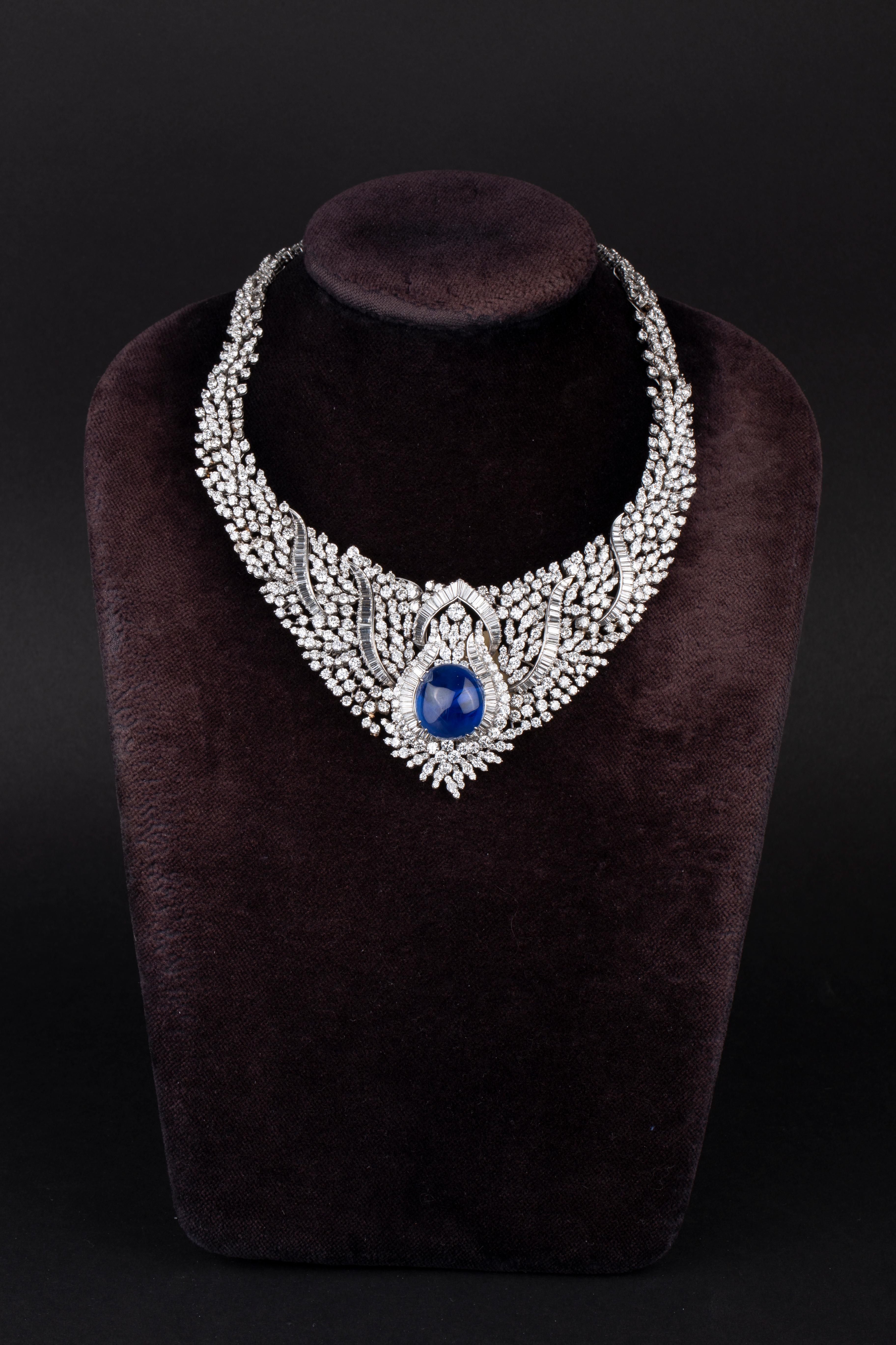 Wichtige Retro-Diamant-Statement-Halskette mit 39 Karat Cabochon-Saphir (Gemischter Schliff) im Angebot