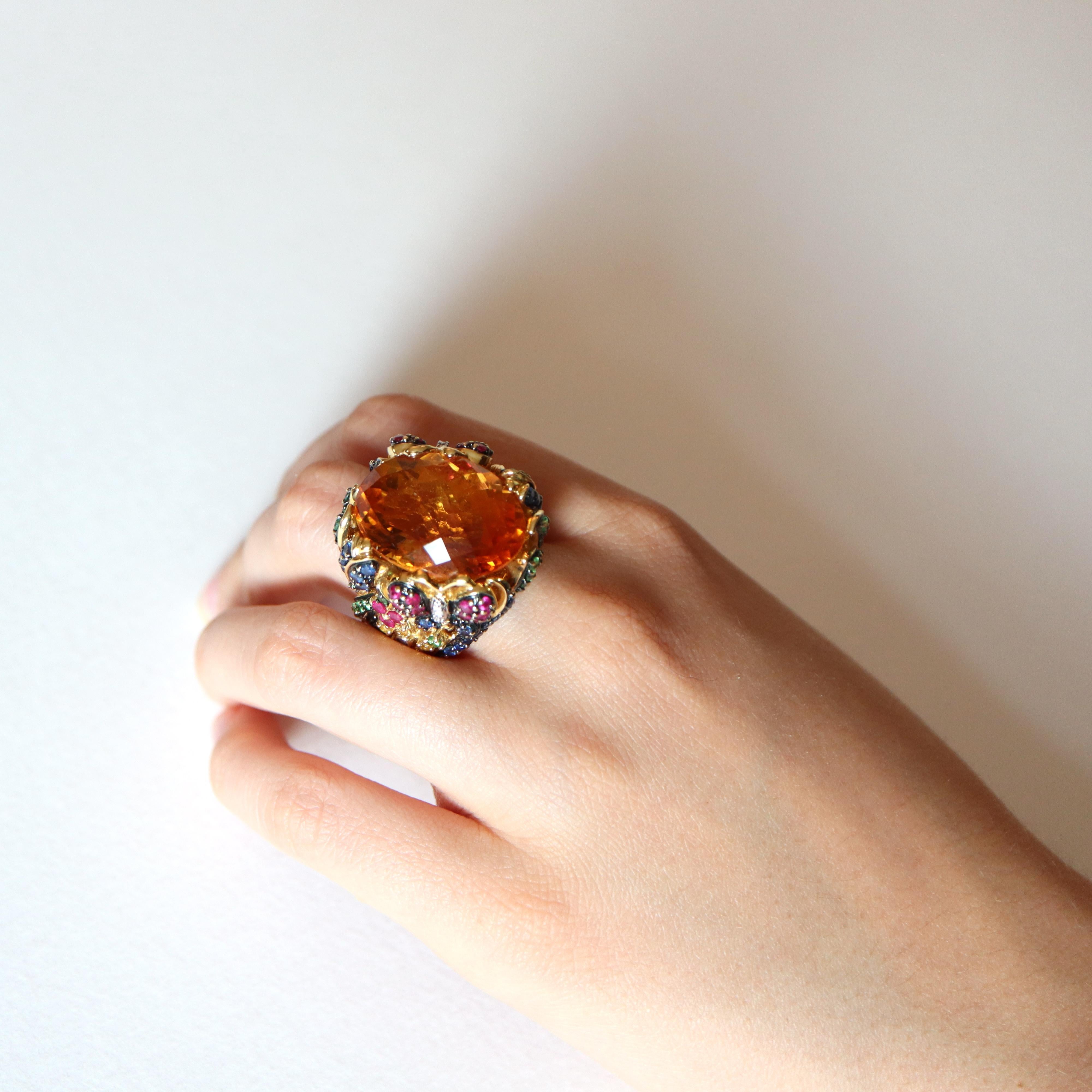 Taille brillant Importante bague avec motif de feuillage, citrine, saphirs, rubis, tsavorite et diamant en vente