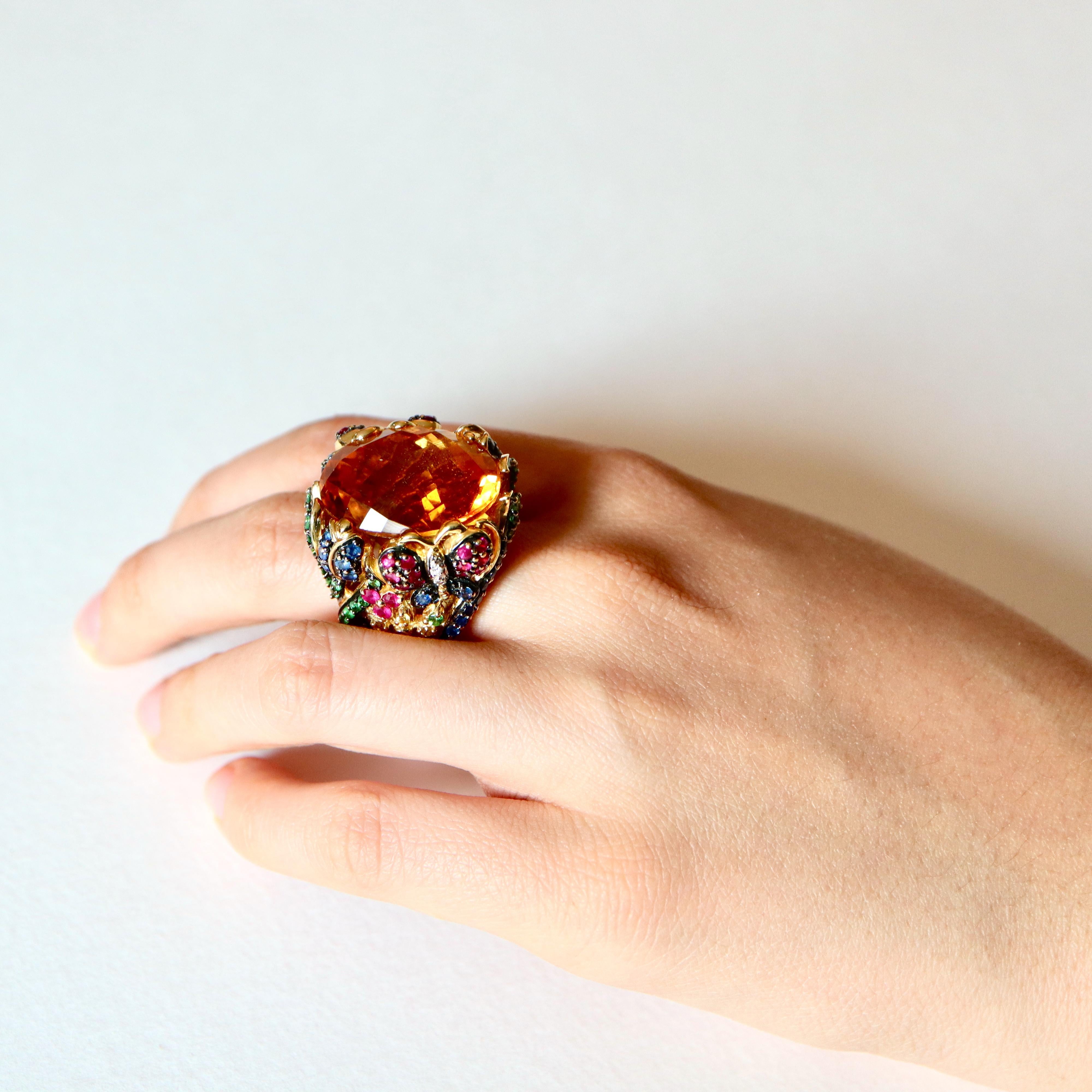 Importante bague avec motif de feuillage, citrine, saphirs, rubis, tsavorite et diamant Bon état - En vente à Paris, FR