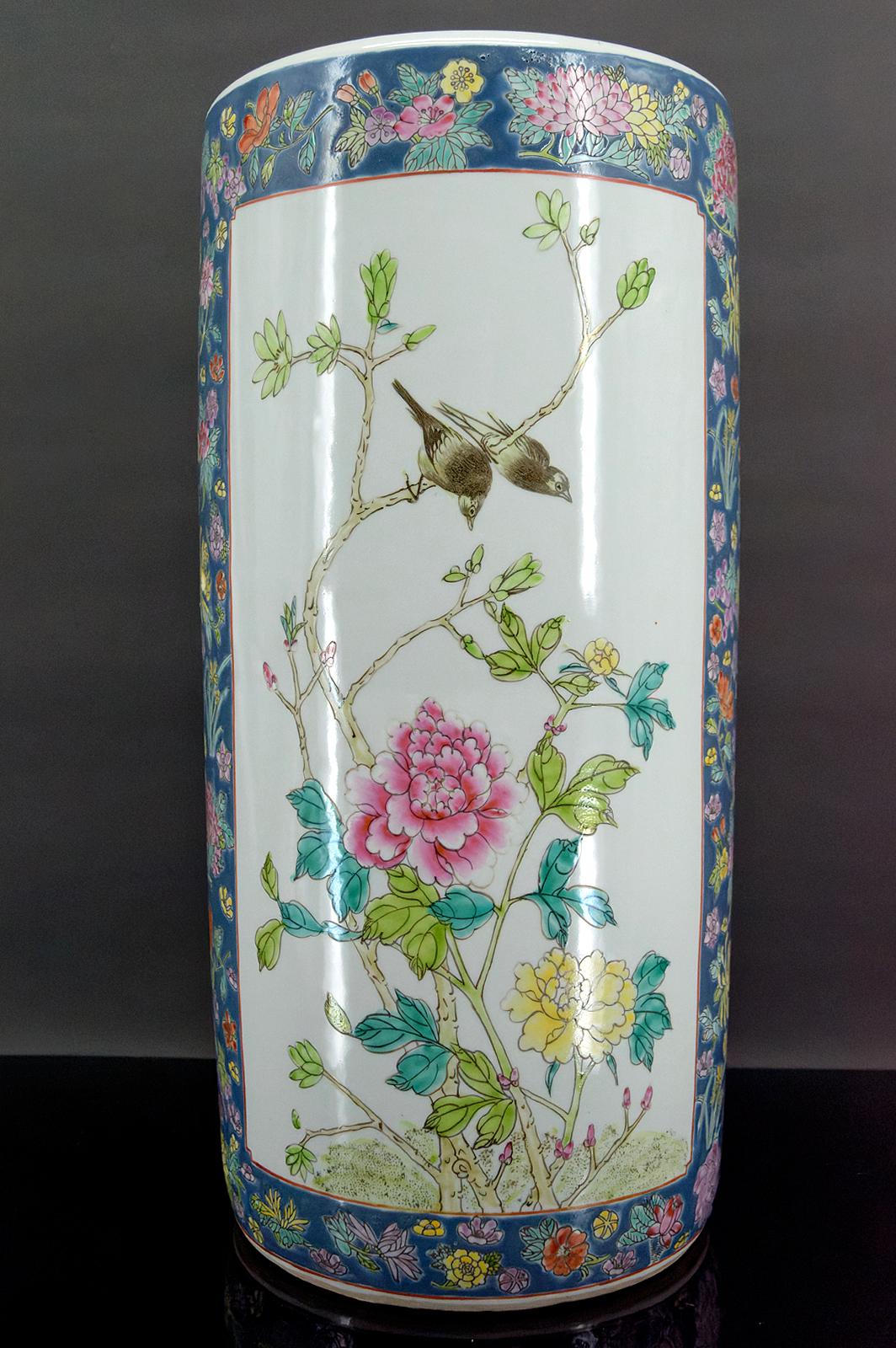 Important vase rouleau / tube en porcelaine à décor polychrome d'oiseaux et de fleurs.

Chine, fin de la période Qing, début du XXe siècle.

Excellent état.

Dimensions :
Hauteur 46 cm
Diamètre 23 cm