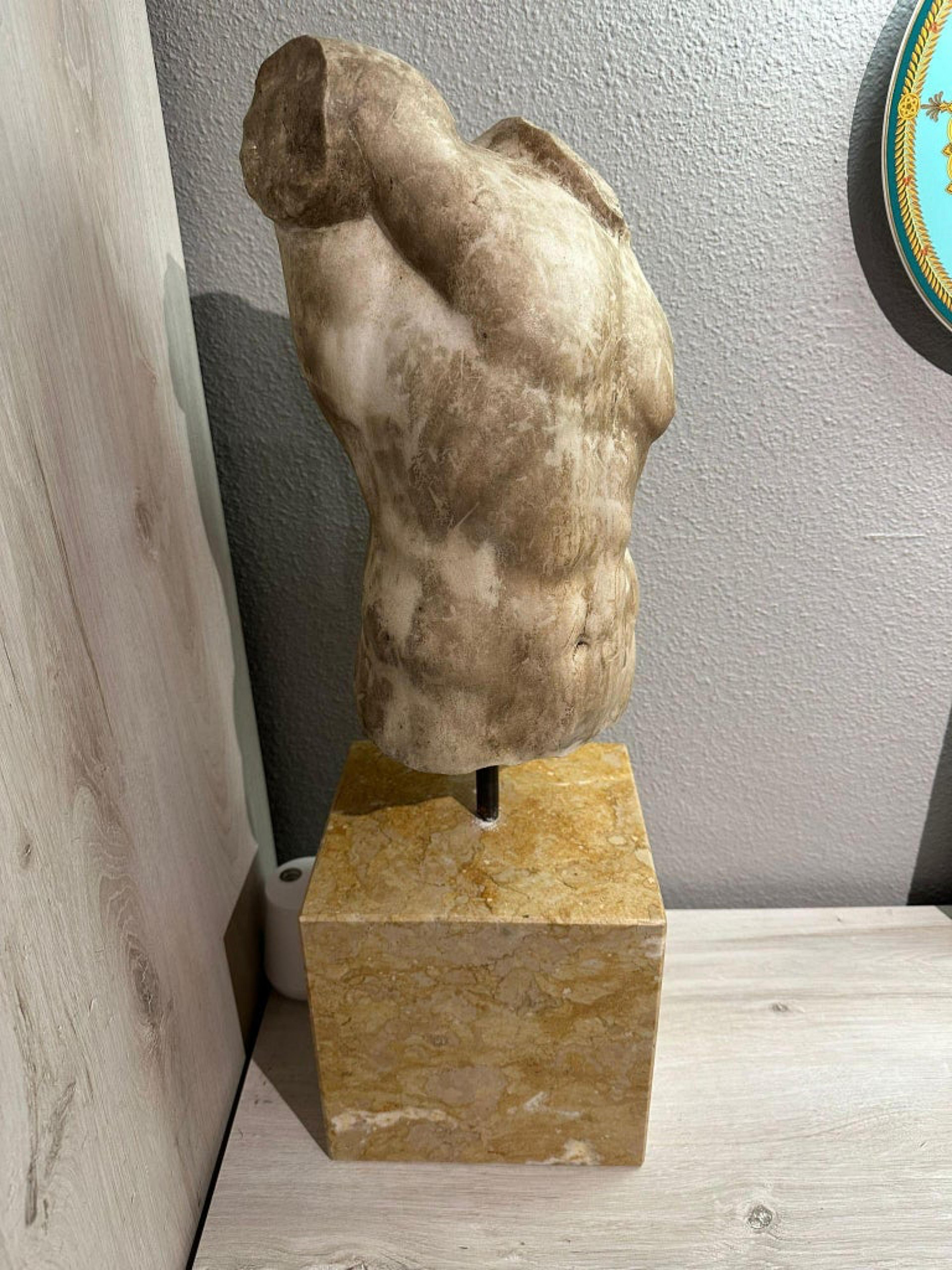 italien Important Torso en marbre de Carrare du début du 20e siècle  en vente