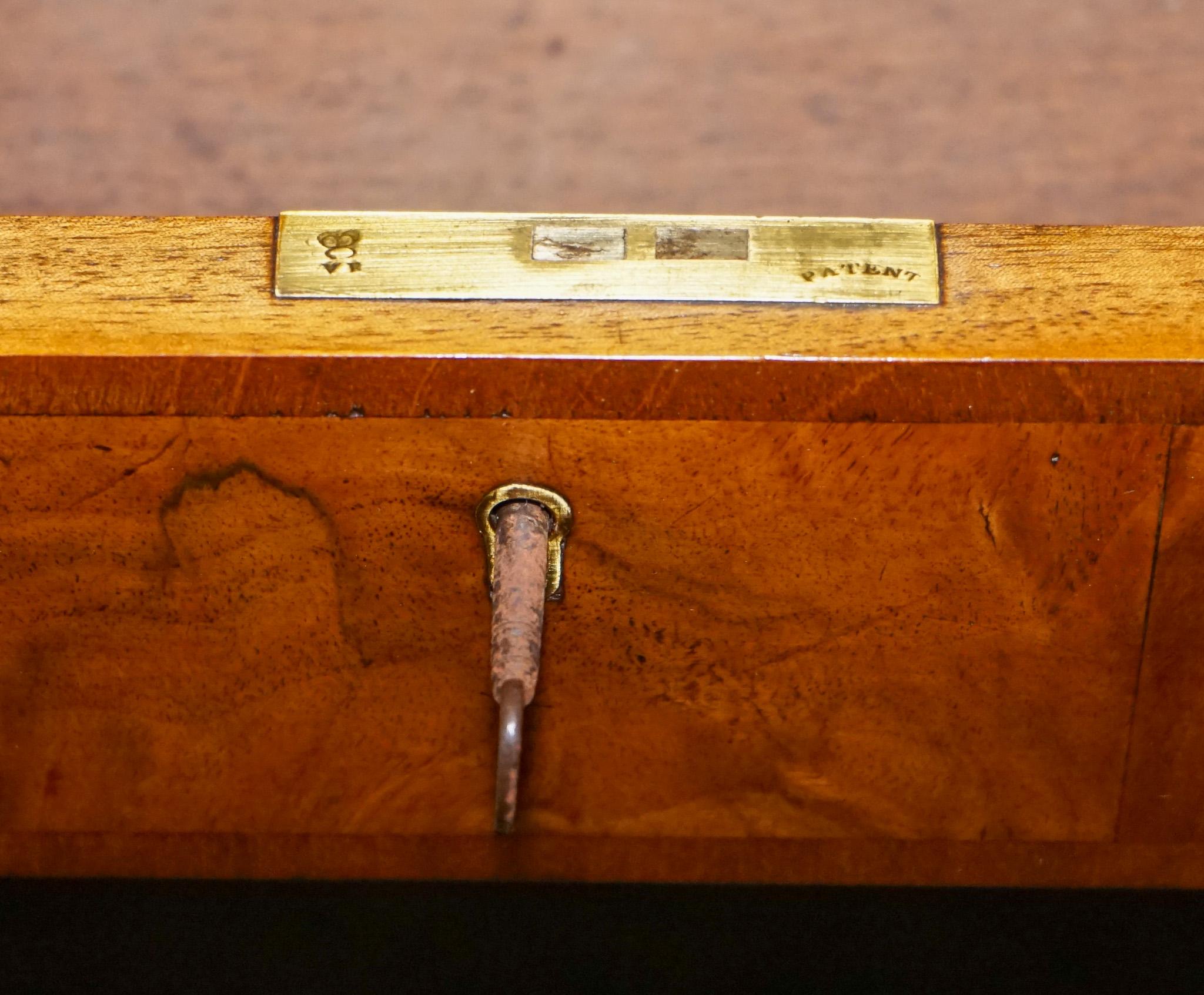 IMPORTANT BUREAU DE PÉDESTAL ROYAL DRUCE & CO LONDON 1840's RESTORED BURR WALNUT TWIN PEDESTAL DESTINATION en vente 3