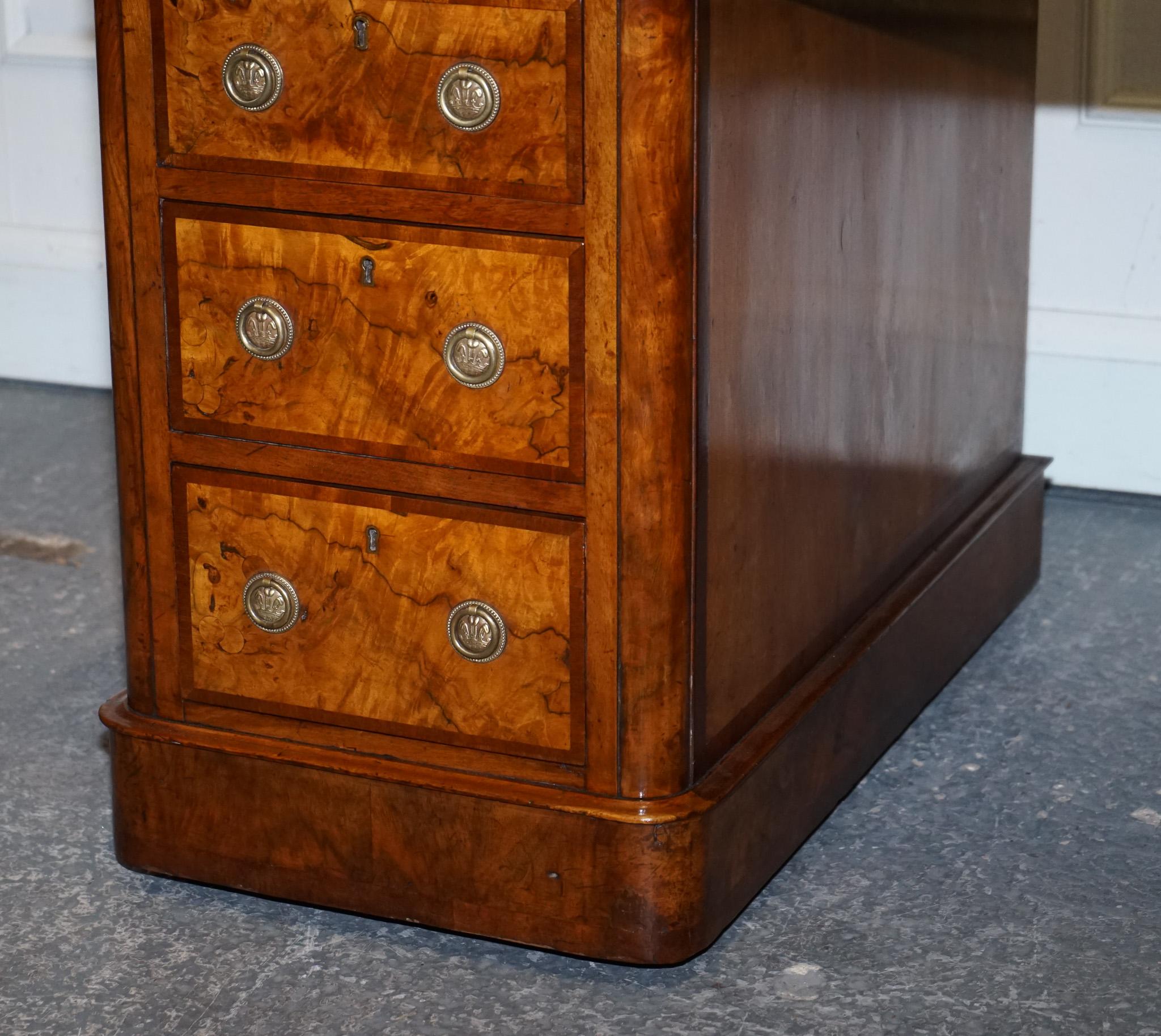 IMPORTANT BUREAU DE PÉDESTAL ROYAL DRUCE & CO LONDON 1840's RESTORED BURR WALNUT TWIN PEDESTAL DESTINATION en vente 5
