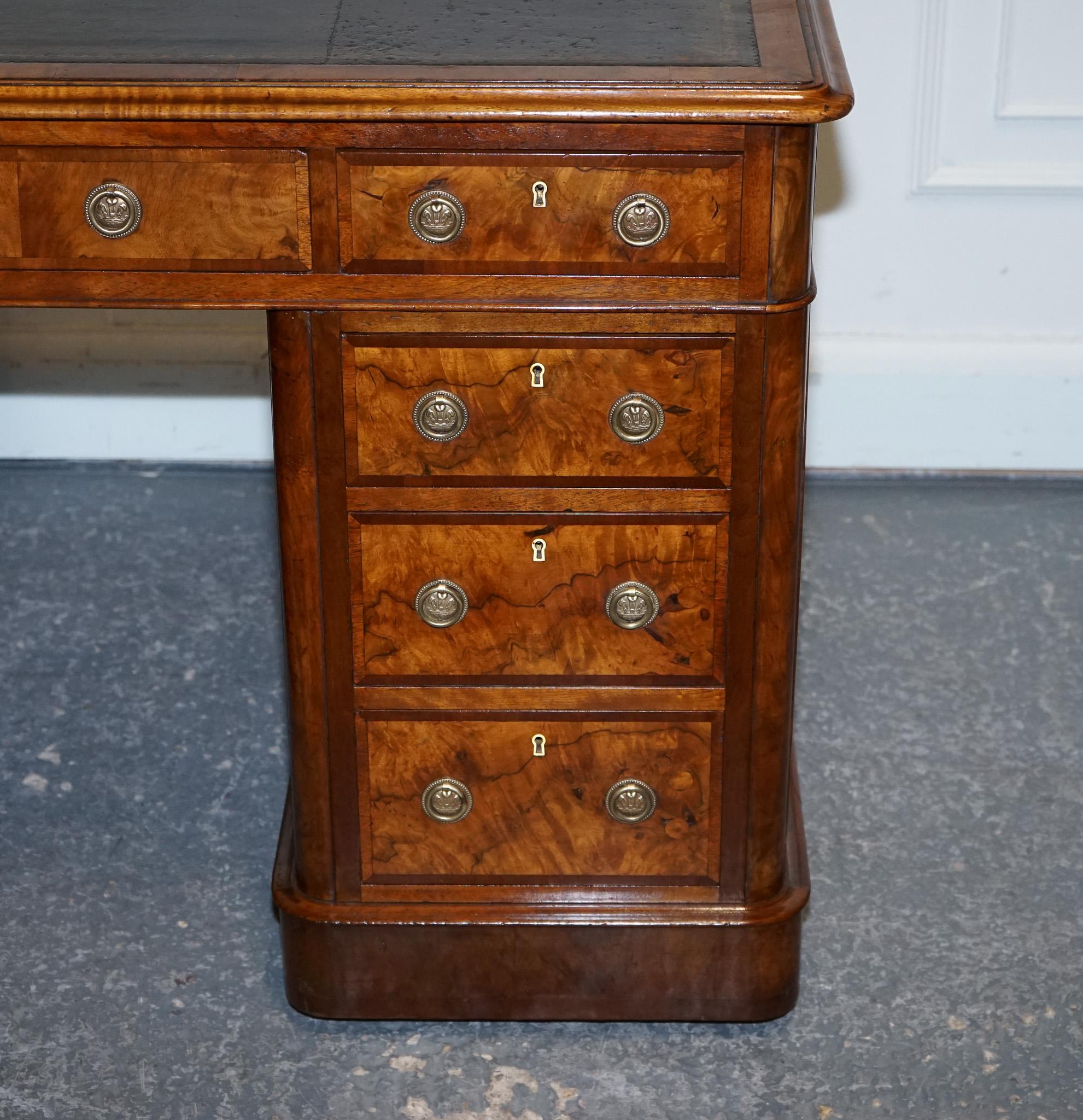 IMPORTANT BUREAU DE PÉDESTAL ROYAL DRUCE & CO LONDON 1840's RESTORED BURR WALNUT TWIN PEDESTAL DESTINATION en vente 6