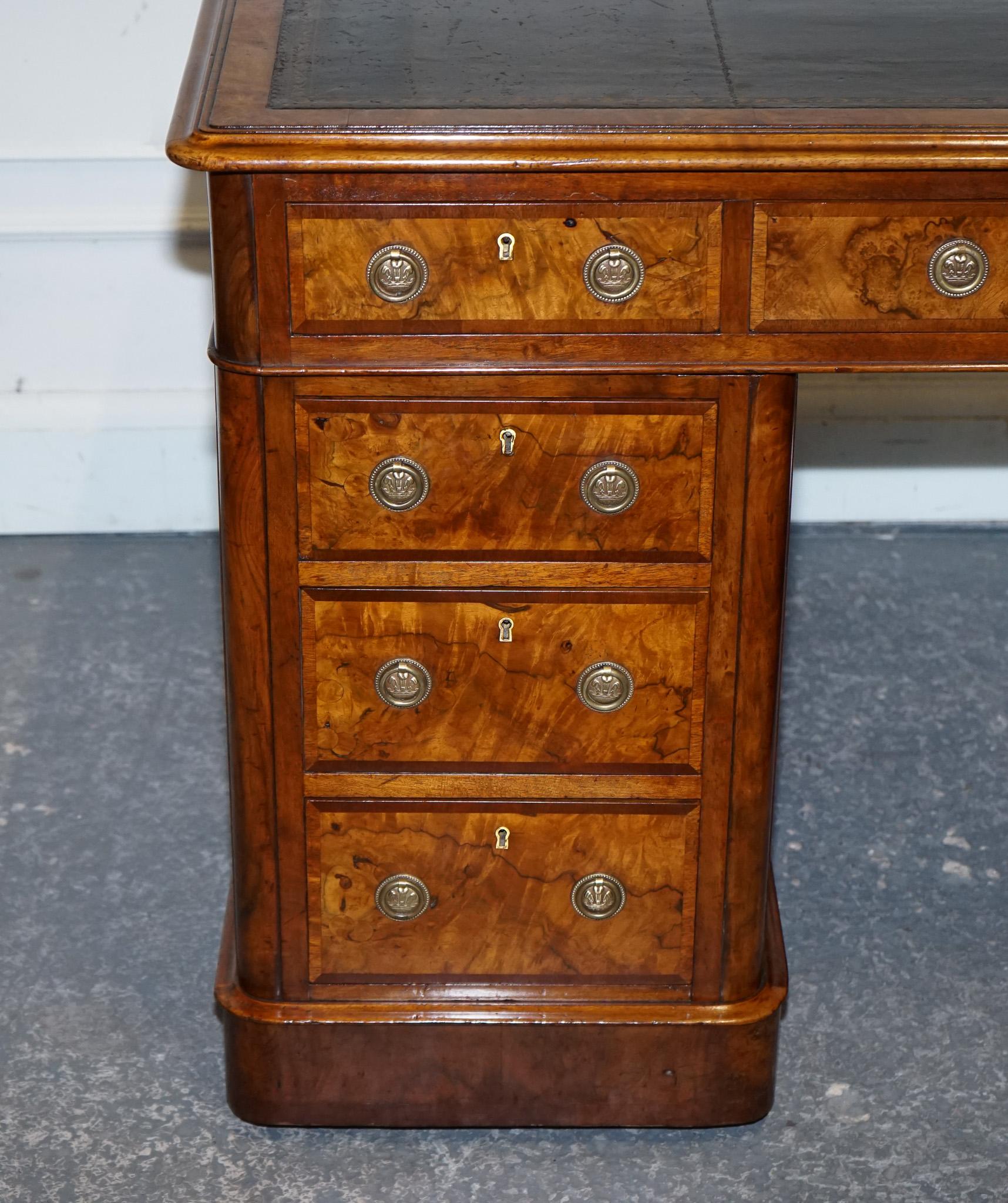 IMPORTANT BUREAU DE PÉDESTAL ROYAL DRUCE & CO LONDON 1840's RESTORED BURR WALNUT TWIN PEDESTAL DESTINATION en vente 7