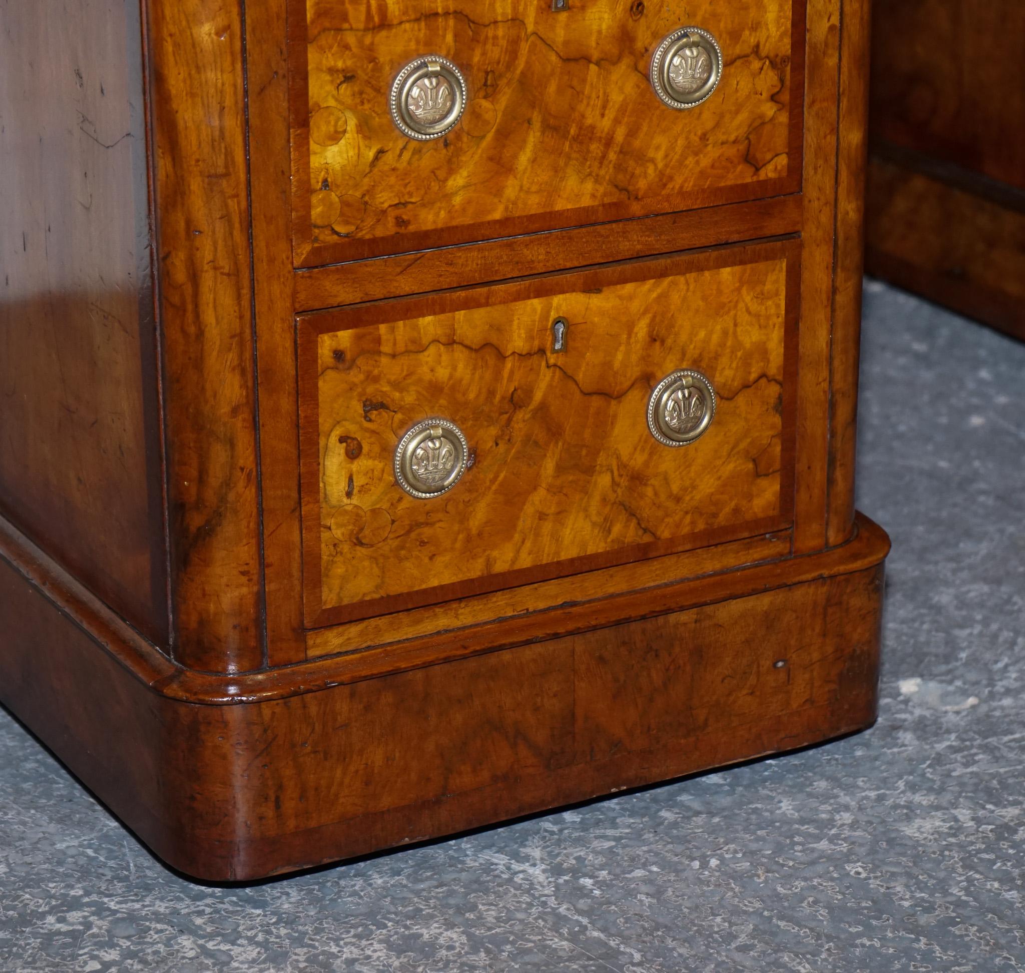 IMPORTANT BUREAU DE PÉDESTAL ROYAL DRUCE & CO LONDON 1840's RESTORED BURR WALNUT TWIN PEDESTAL DESTINATION en vente 8