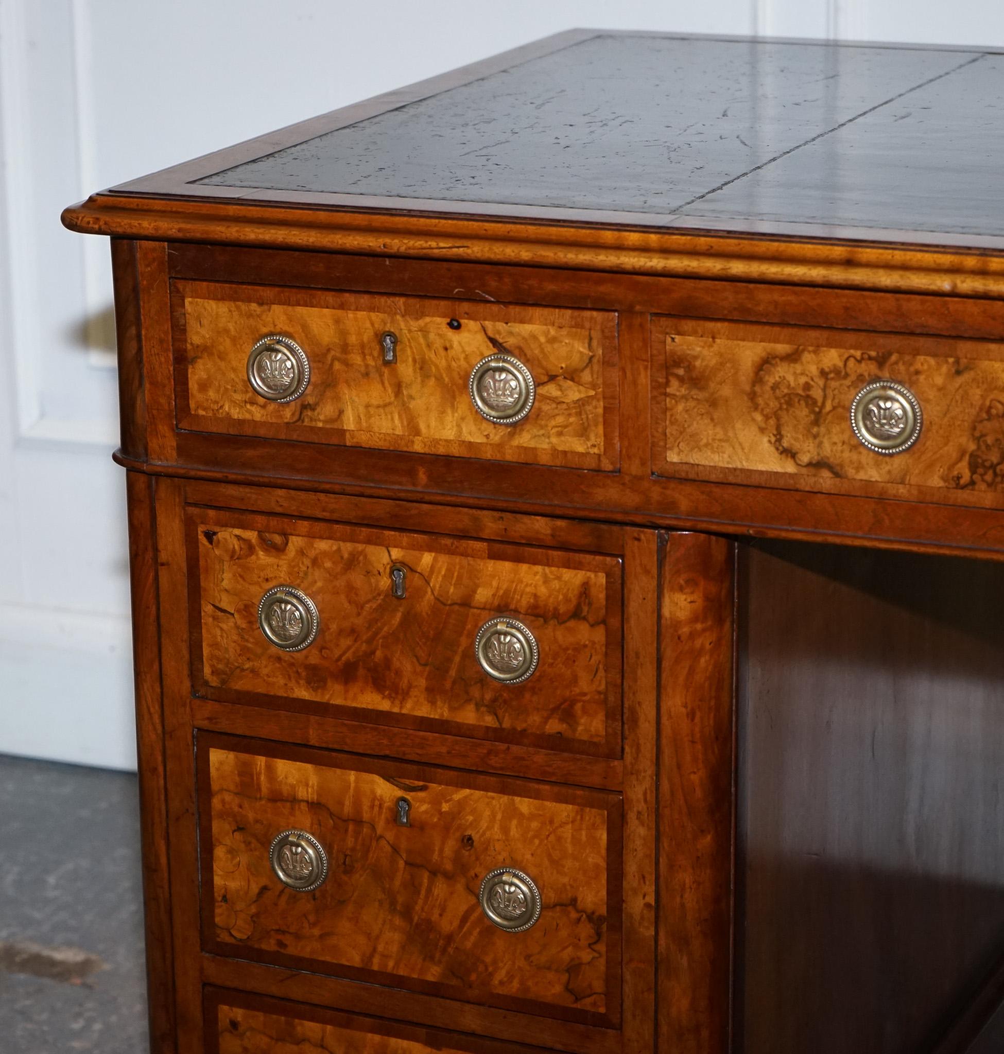 IMPORTANT BUREAU DE PÉDESTAL ROYAL DRUCE & CO LONDON 1840's RESTORED BURR WALNUT TWIN PEDESTAL DESTINATION en vente 9