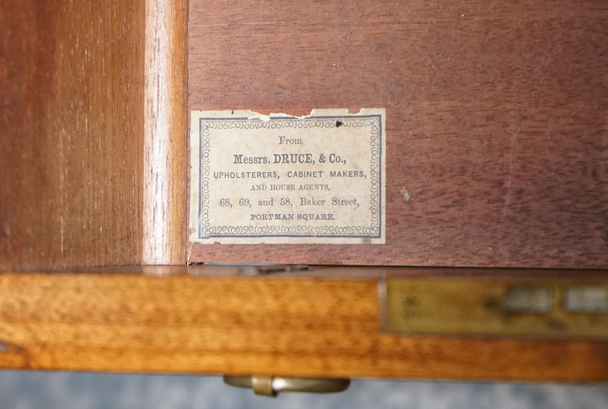 IMPORTANT BUREAU DE PÉDESTAL ROYAL DRUCE & CO LONDON 1840's RESTORED BURR WALNUT TWIN PEDESTAL DESTINATION en vente 10