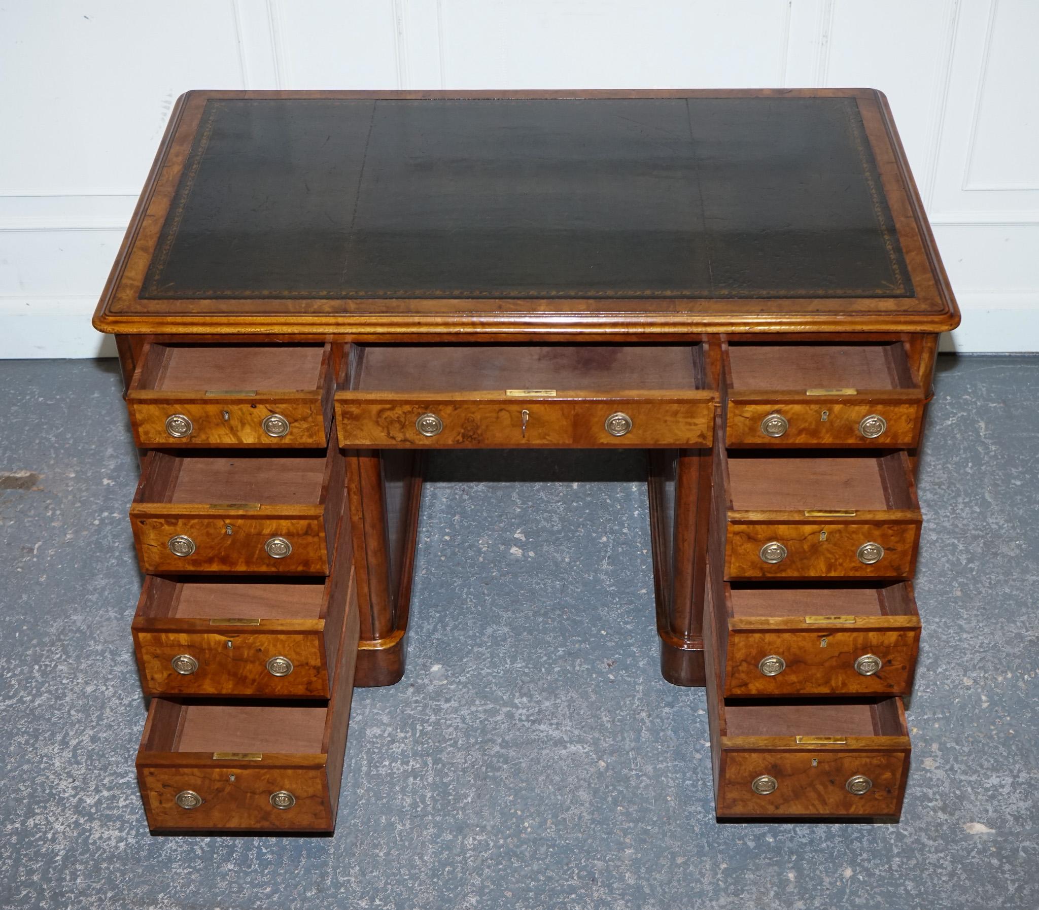 
Antiquités de Londres



Bien plus qu'un bureau, il s'agit d'une pièce remarquable de l'histoire britannique, créée par l'un des plus prestigieux fabricants de meubles londoniens du XIXe siècle : Druce & Co. de Baker Street, à Londres.

Fondée au