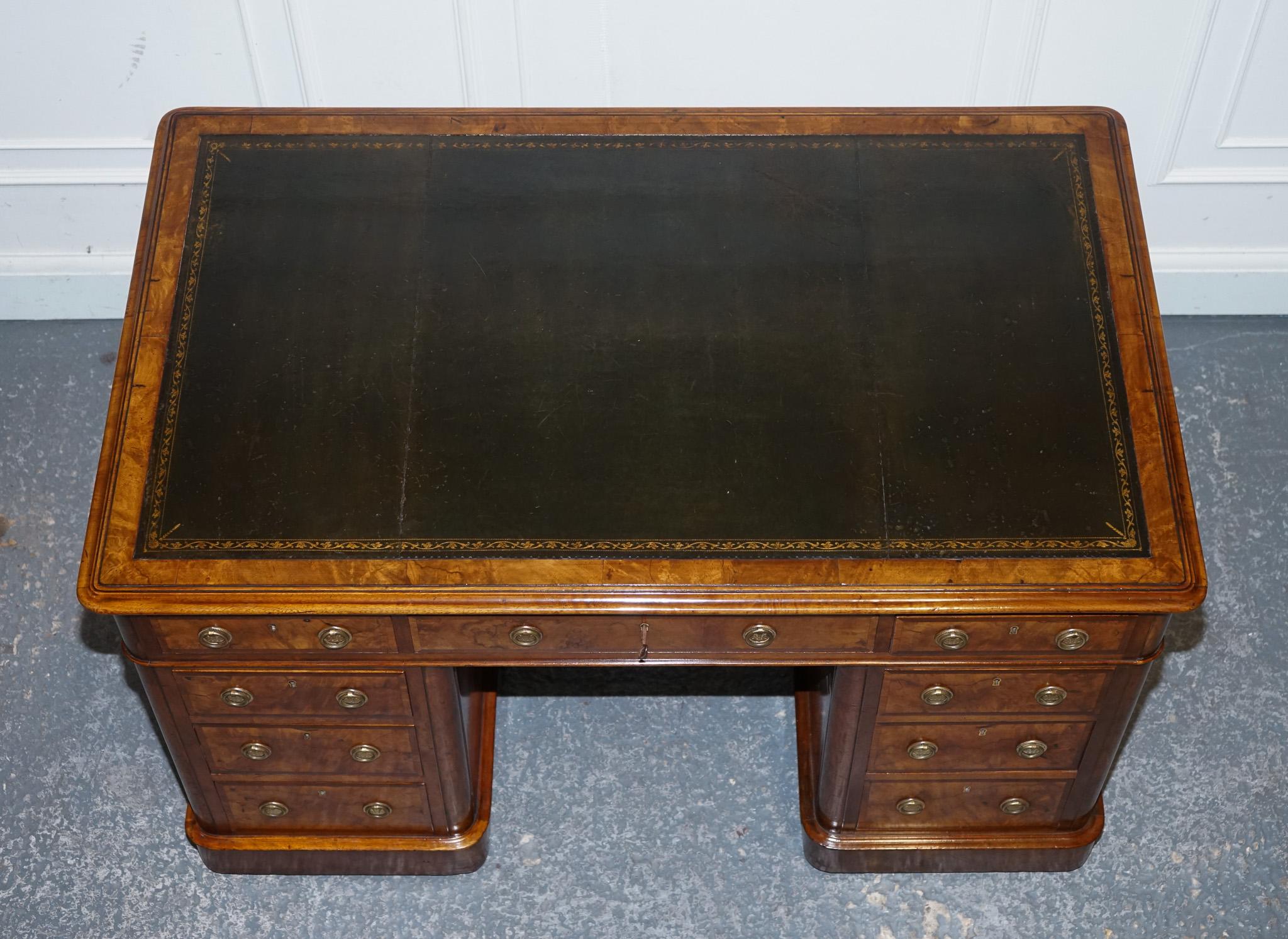 Début de l'époque victorienne IMPORTANT BUREAU DE PÉDESTAL ROYAL DRUCE & CO LONDON 1840's RESTORED BURR WALNUT TWIN PEDESTAL DESTINATION en vente