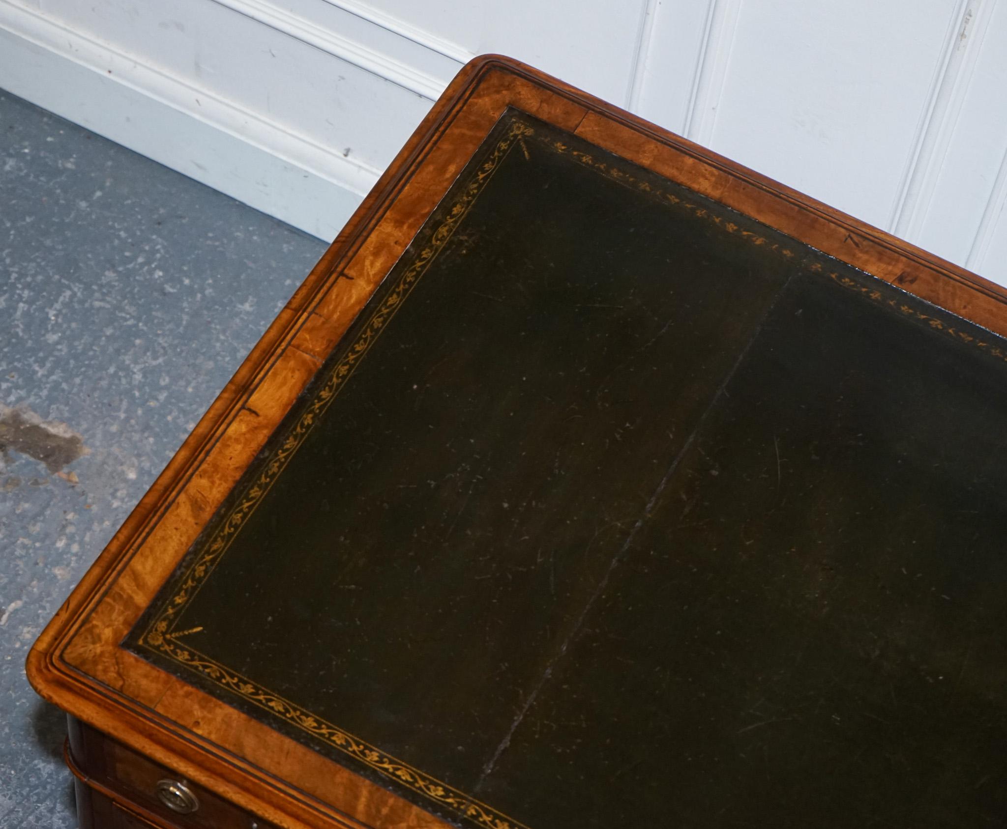 Britannique IMPORTANT BUREAU DE PÉDESTAL ROYAL DRUCE & CO LONDON 1840's RESTORED BURR WALNUT TWIN PEDESTAL DESTINATION en vente