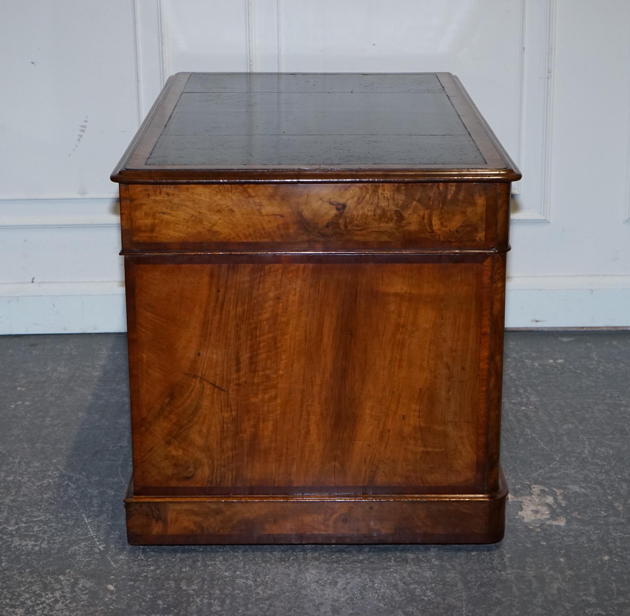 IMPORTANT BUREAU DE PÉDESTAL ROYAL DRUCE & CO LONDON 1840's RESTORED BURR WALNUT TWIN PEDESTAL DESTINATION Bon état - En vente à Pulborough, GB