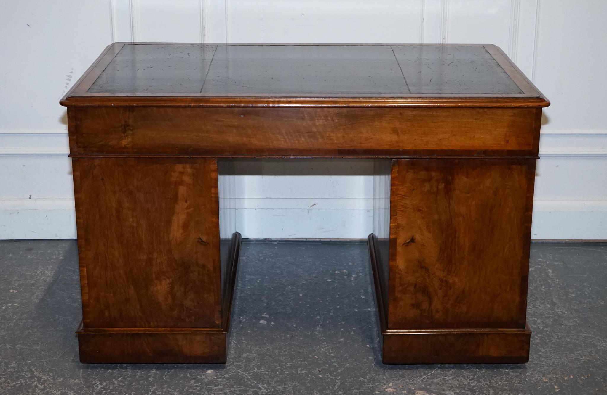 Cuir IMPORTANT BUREAU DE PÉDESTAL ROYAL DRUCE & CO LONDON 1840's RESTORED BURR WALNUT TWIN PEDESTAL DESTINATION en vente