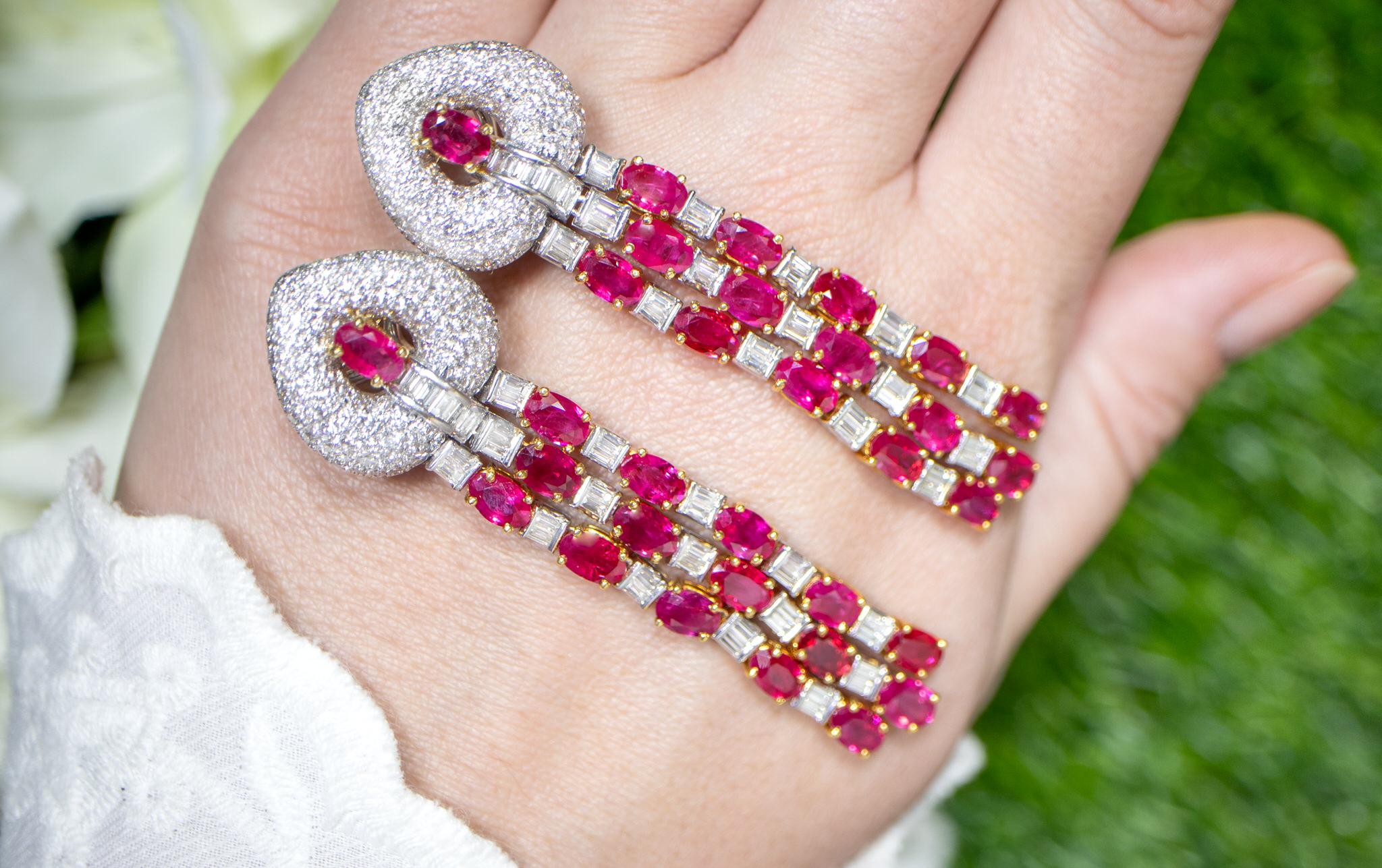 Important Boucles d'oreilles chandelier en rubis et diamants 19 carats or 18K Excellent état - En vente à Laguna Niguel, CA