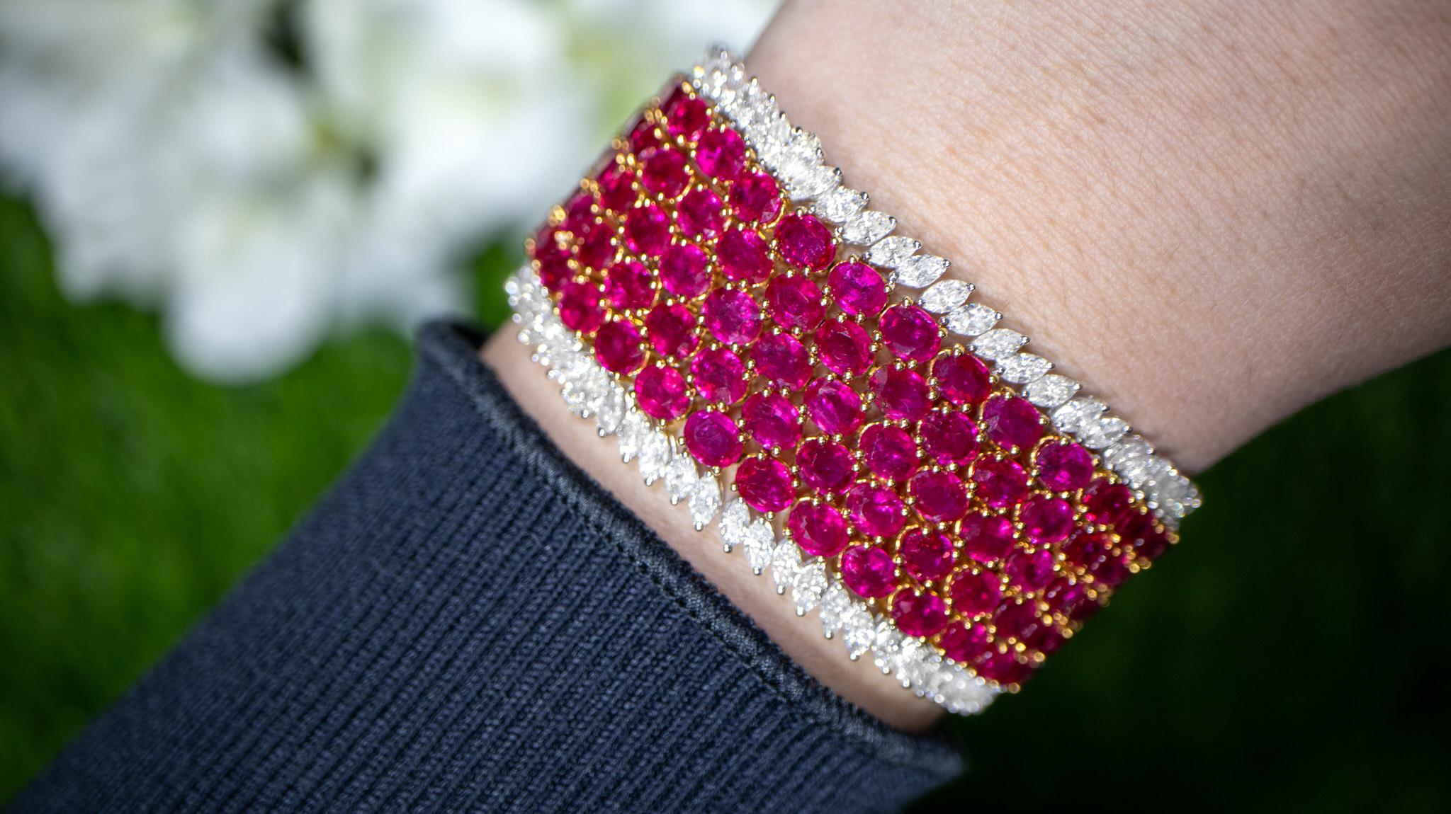 Moderno Importante bracciale di rubini con diamanti 86,2 carati in oro 18 carati in vendita