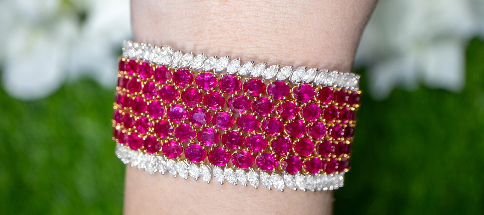 Importante Pulsera de Rubíes con Diamantes 86,2 Quilates Oro 18K en venta 1