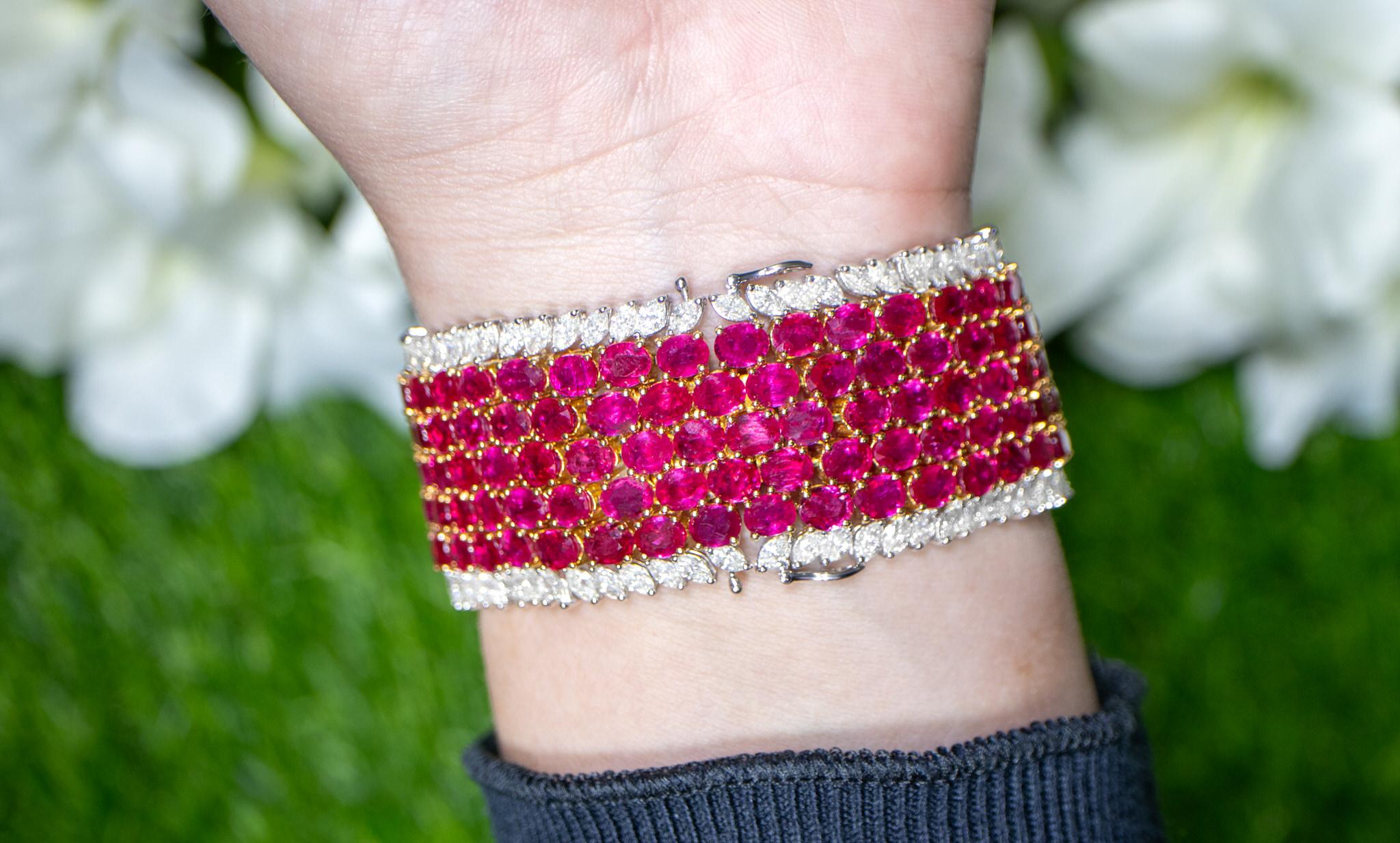 Importante bracciale di rubini con diamanti 86,2 carati in oro 18 carati in vendita 2