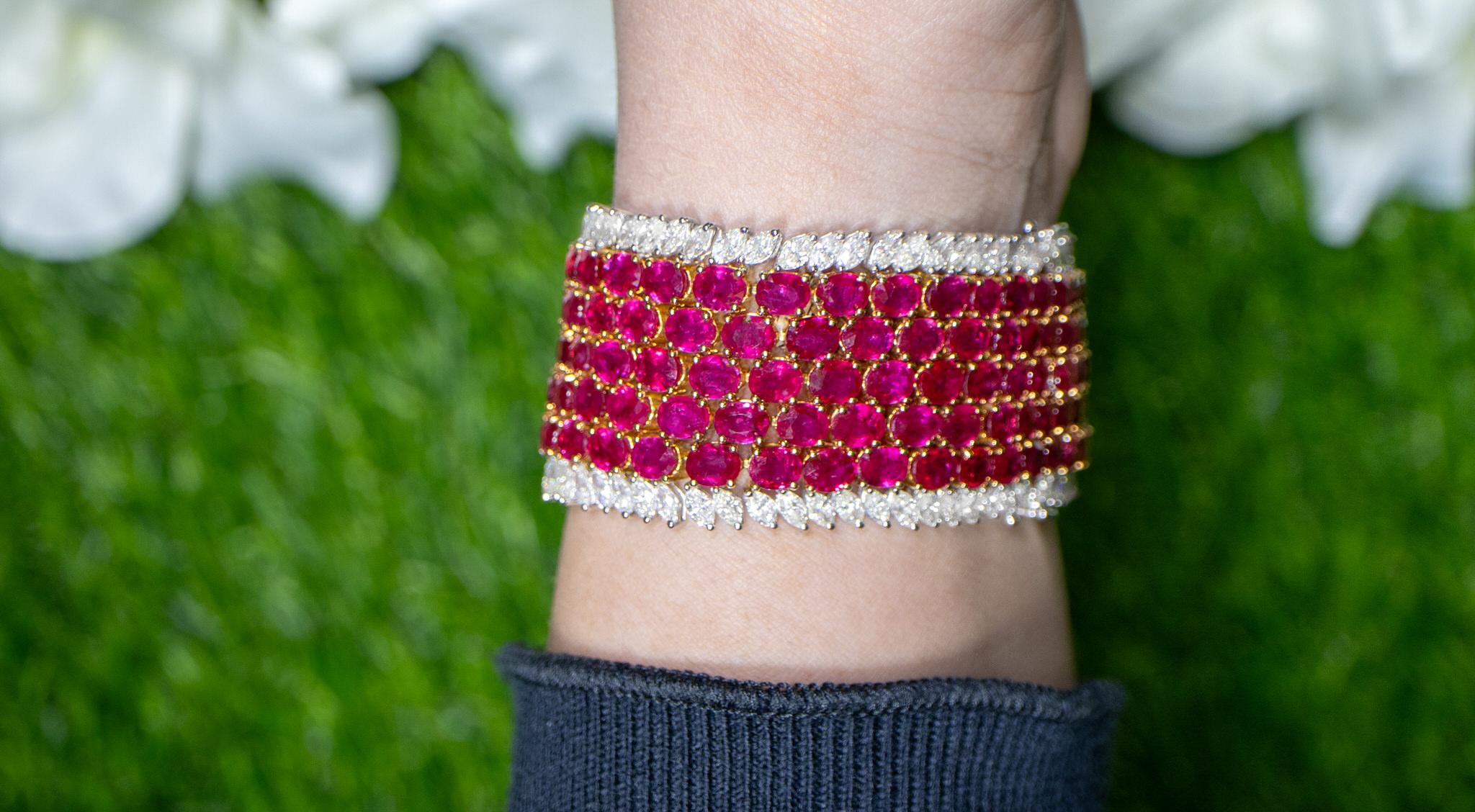 Importante bracciale di rubini con diamanti 86,2 carati in oro 18 carati in vendita 3