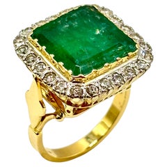 Importante anello vintage con smeraldo russo e diamanti, oro 18 carati, Londra 1975