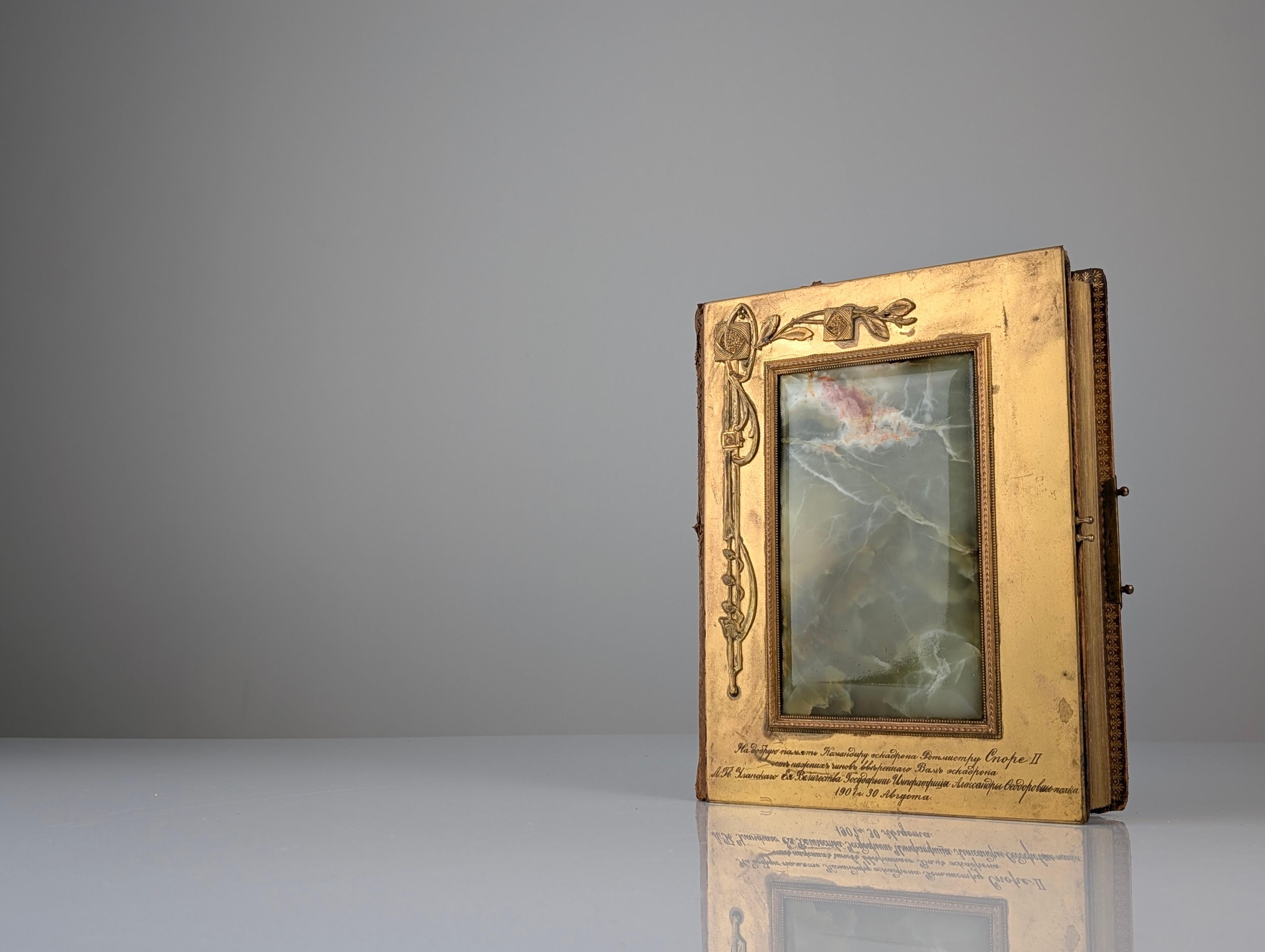 Important album photo impérial russe, bronze doré, onyx, 1907 en vente 2