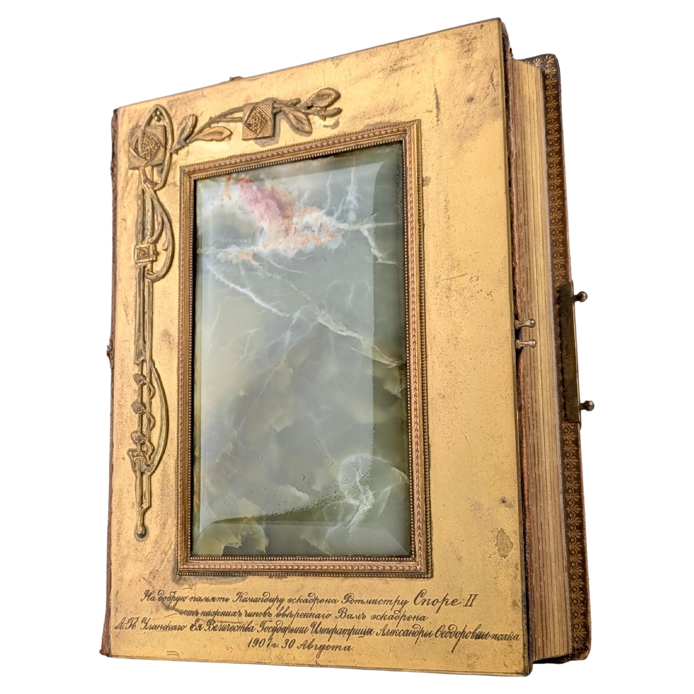 Important album photo impérial russe, bronze doré, onyx, 1907 en vente